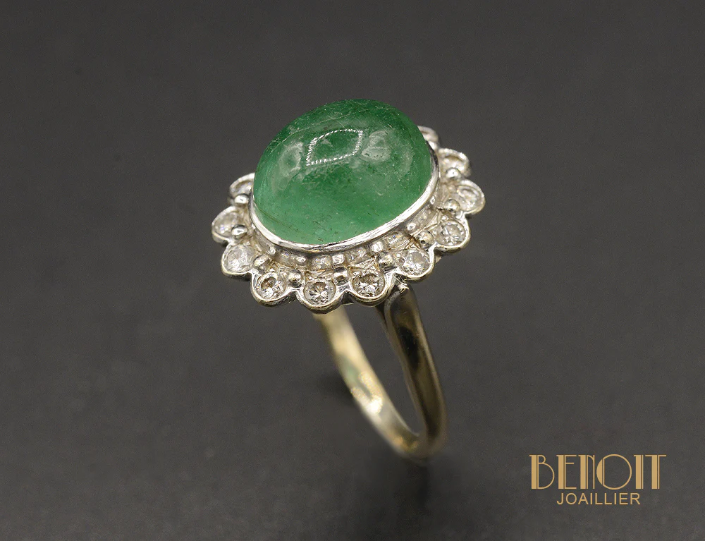 Bague Pompadour Emeraude Cabochon et Diamants - Image 3