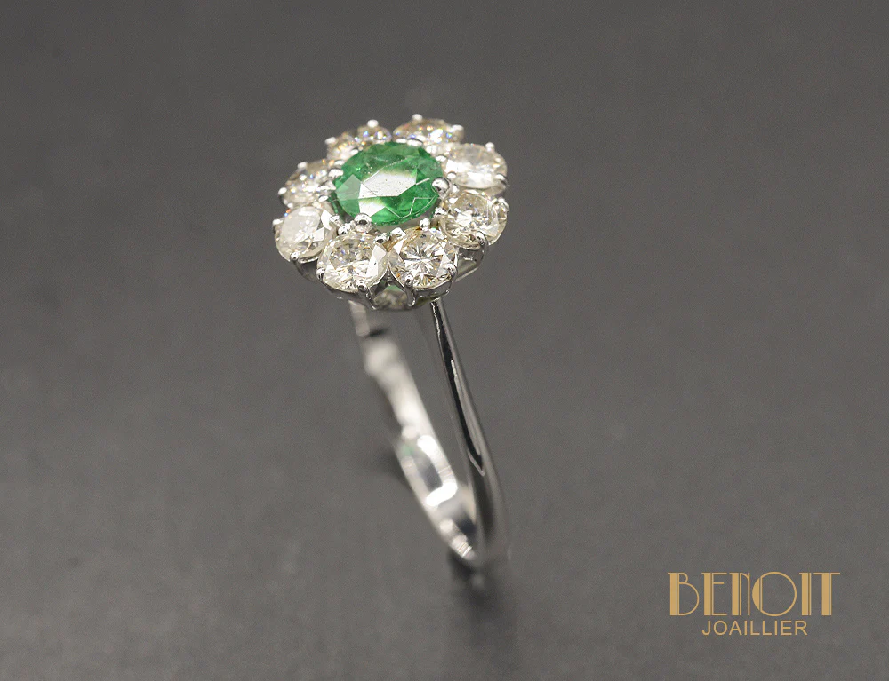 Bague Marguerite Emeraude Entourage Diamants - Image 3