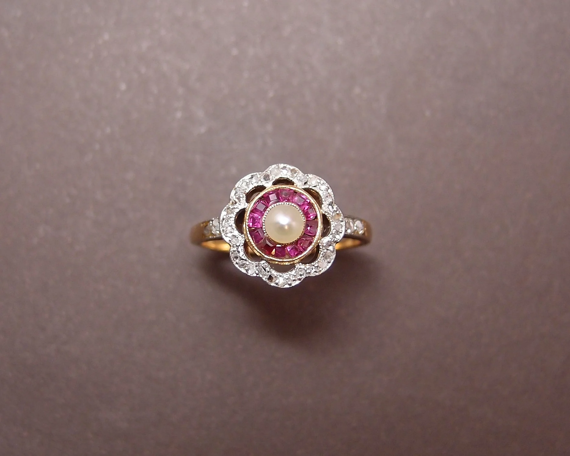 Bague 1920 , perle fine , rubis calibrés et diamants