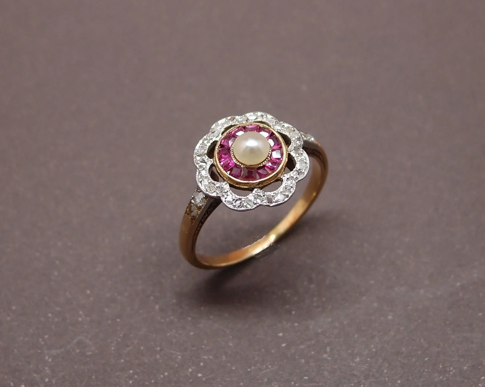 Bague 1920 , perle fine , rubis calibrés et diamants - Image 2