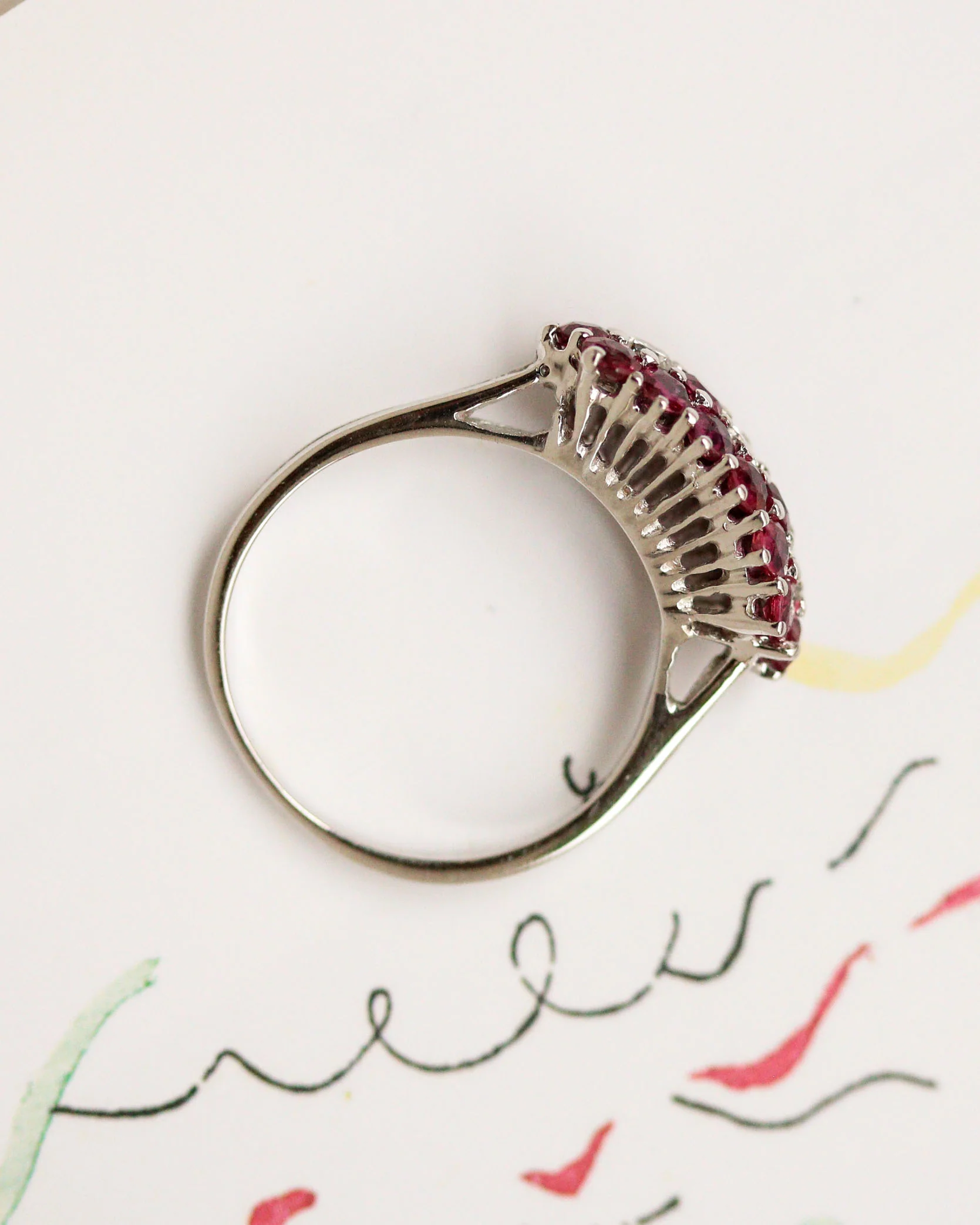 Bague 1950 Jarretière Diamants et Rubis - Image 3