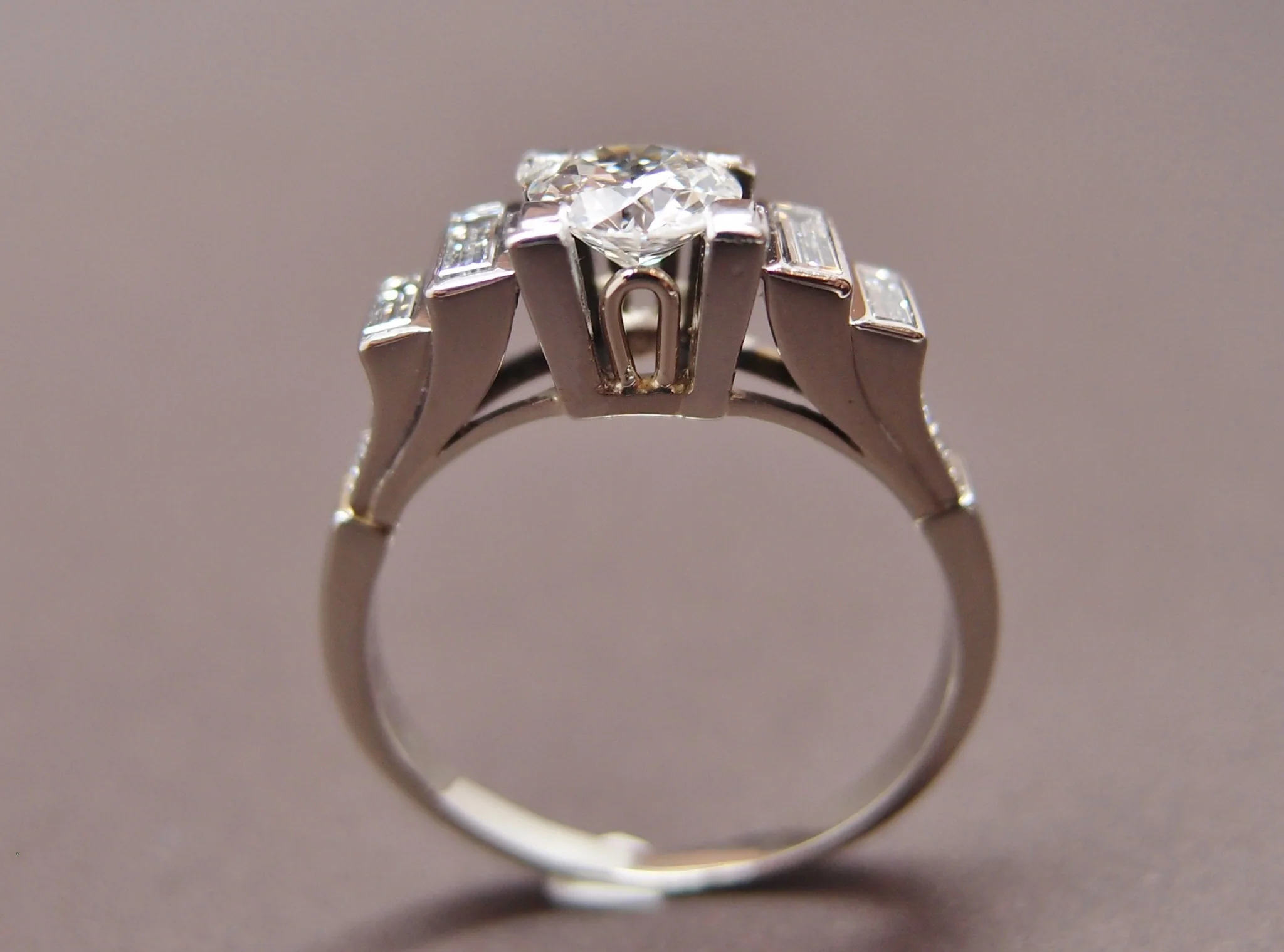 Bague art déco avec diamant central de 0.65 ct et diamants baguette - Image 3