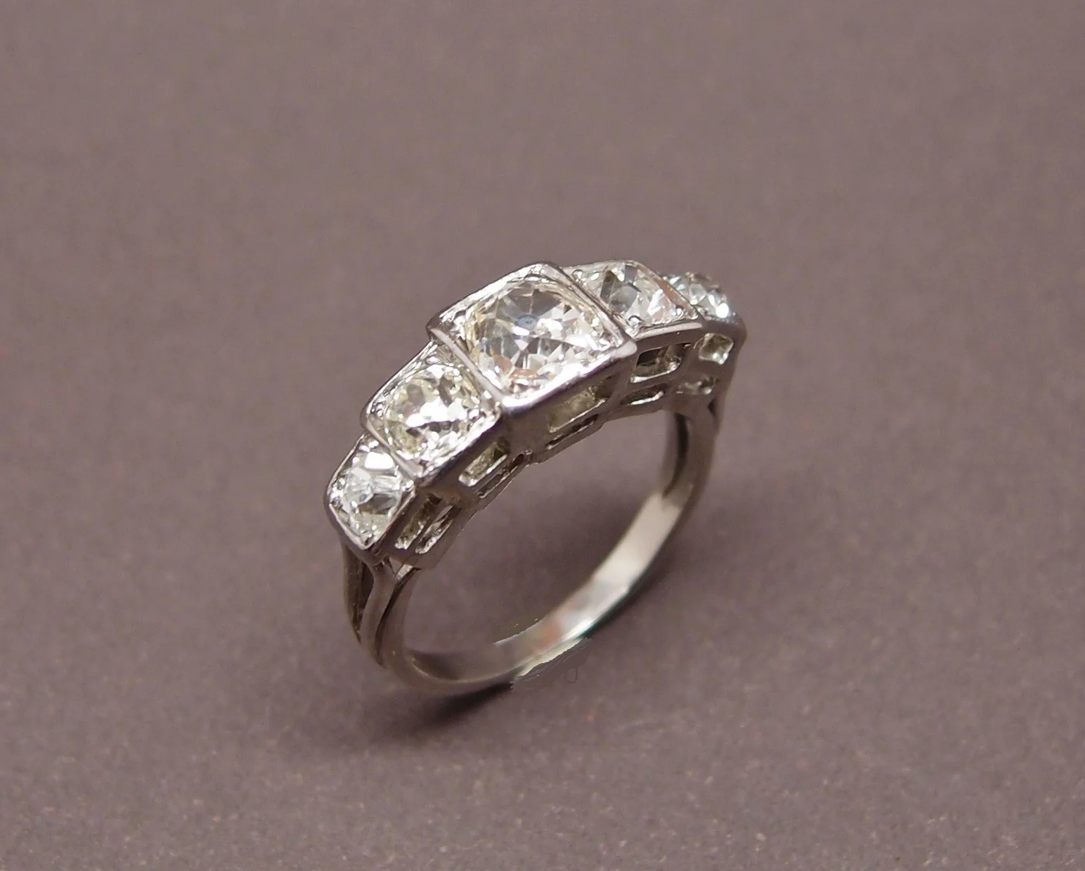 Bague art Déco platine et diamants 1.3. ct