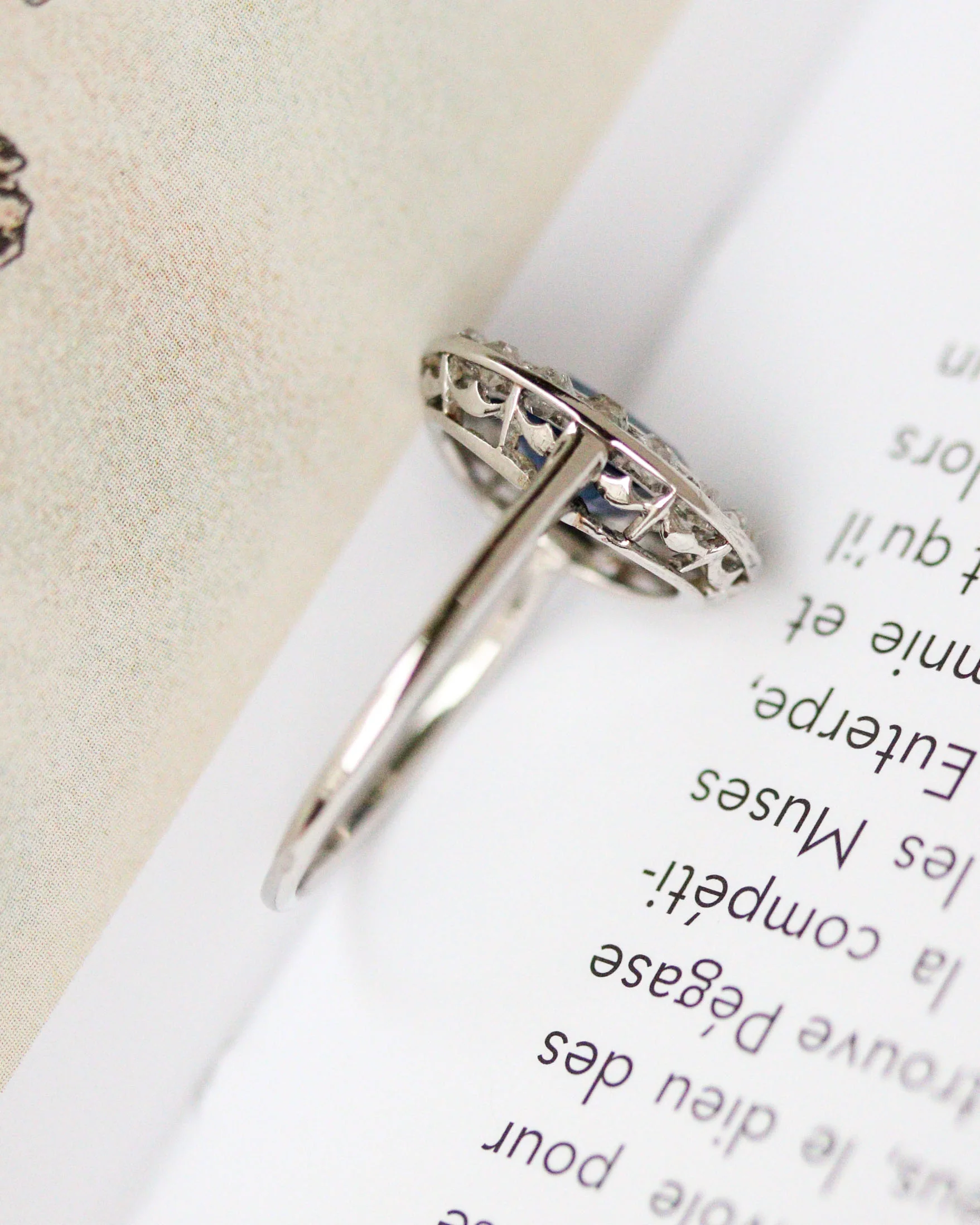 Bague Art Déco Pompadour Saphir et Diamants - Image 3