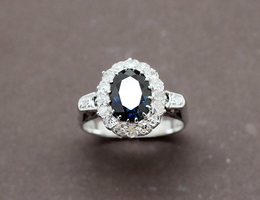 Bague Art Déco Saphir Entourage Diamants - Image 2