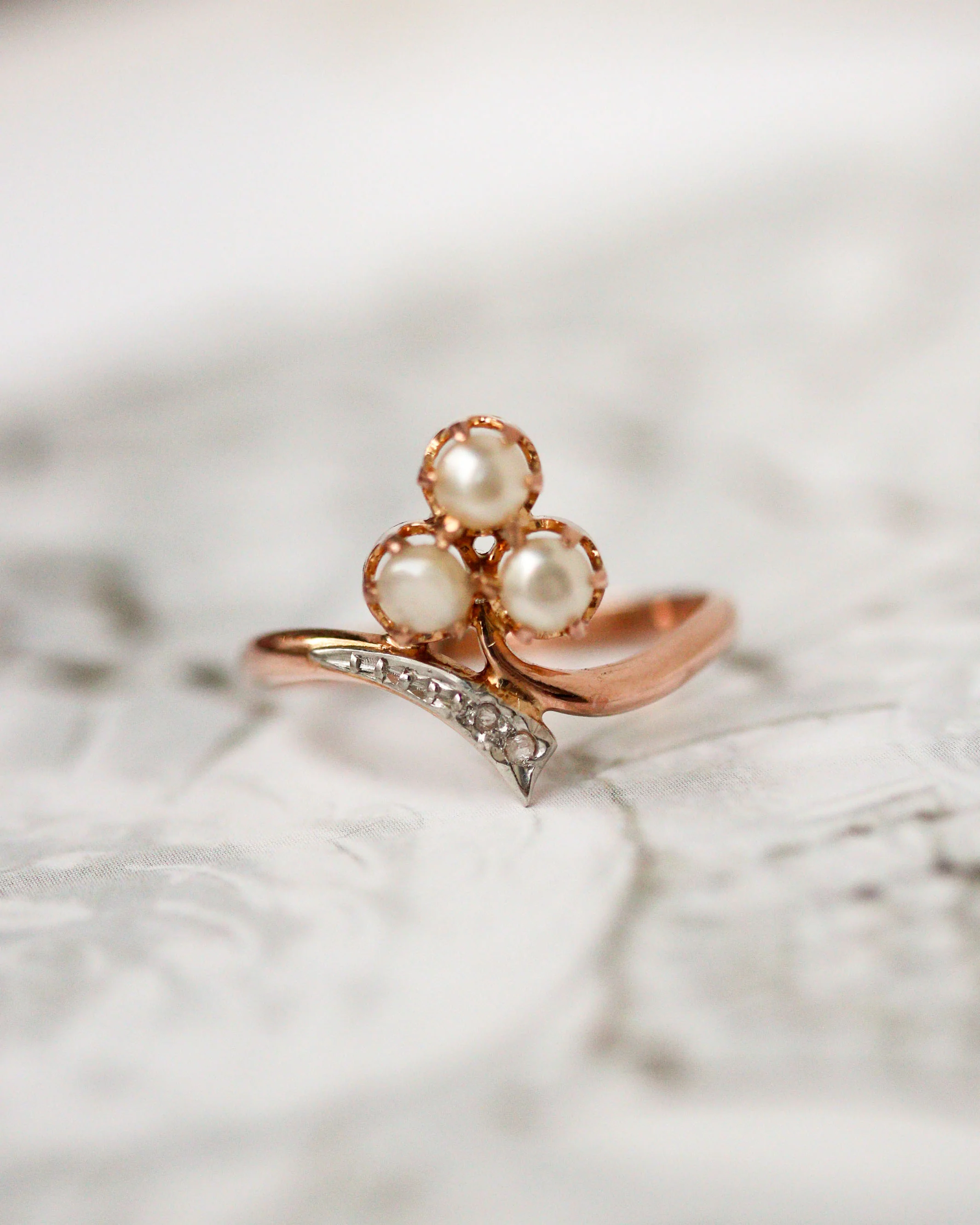 Bague Art Nouveau Trèfle Or Rouge , Platine, perles fines
