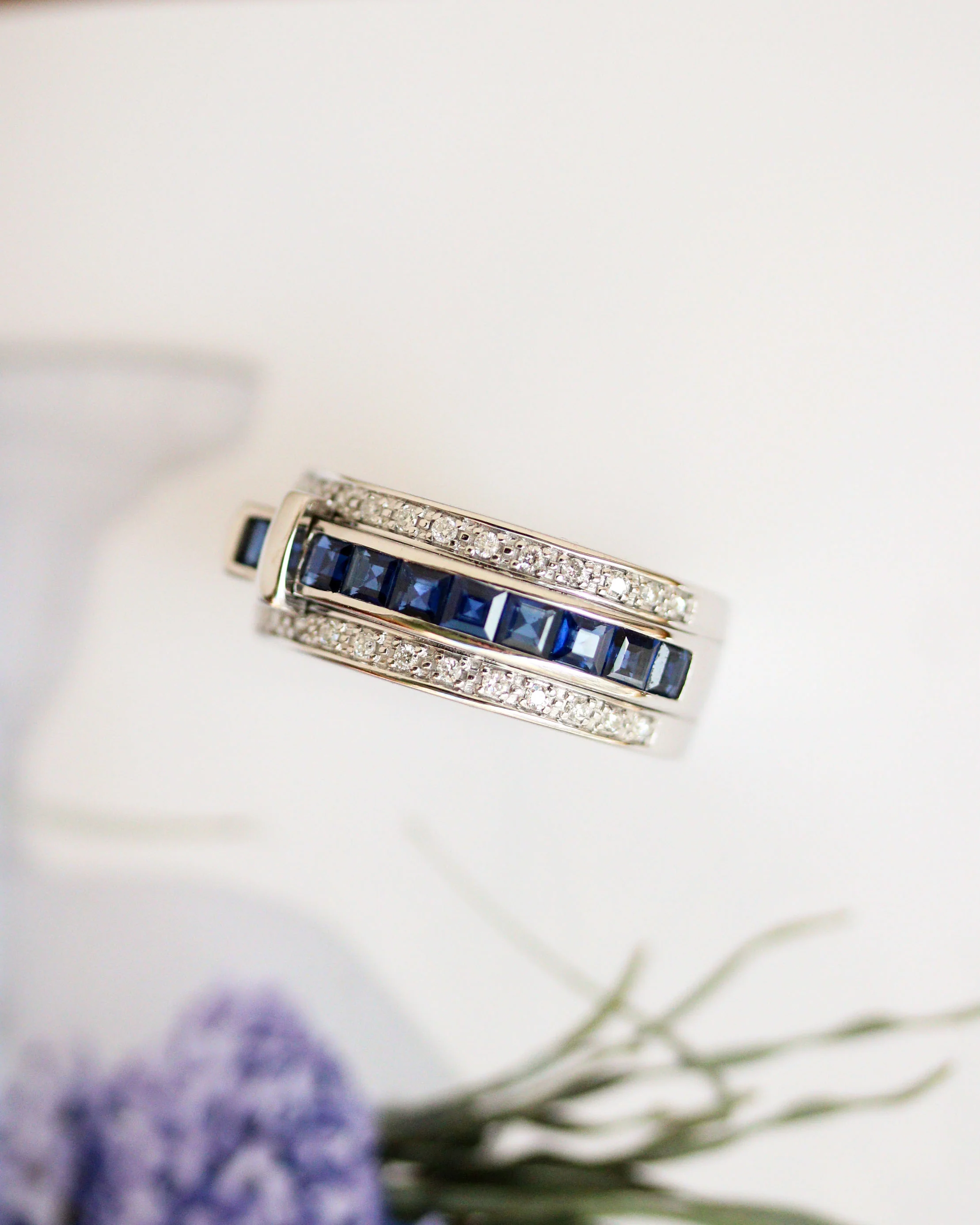 Bague Bandeau "Ceinture" Signée Guy Laroche Or et Saphirs et Diamants - Image 7