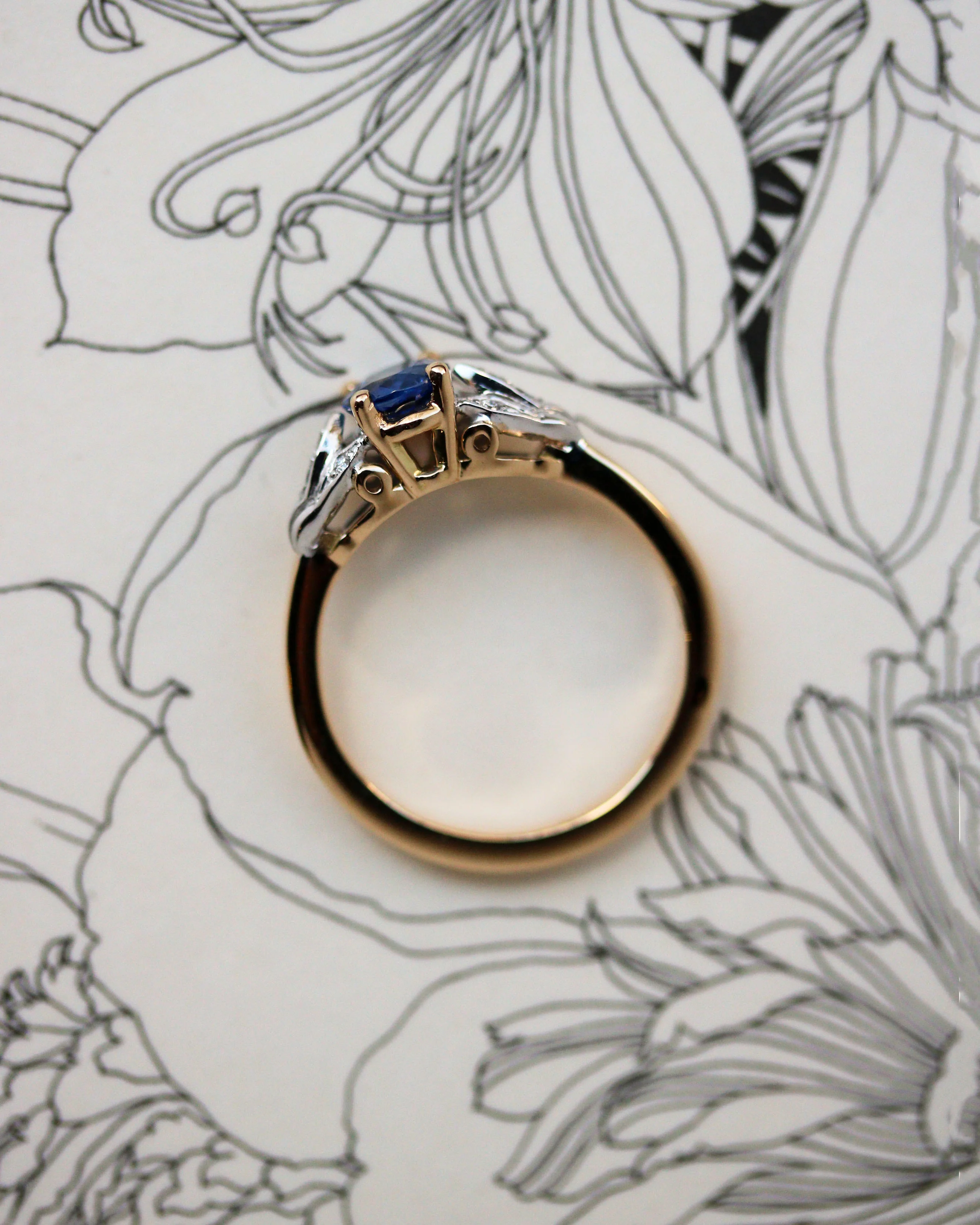 Bague Benoit Joaillier "Solitaire Feuilles" Or Jaune et Blanc Saphir Bleu 0.86 ct - Image 3