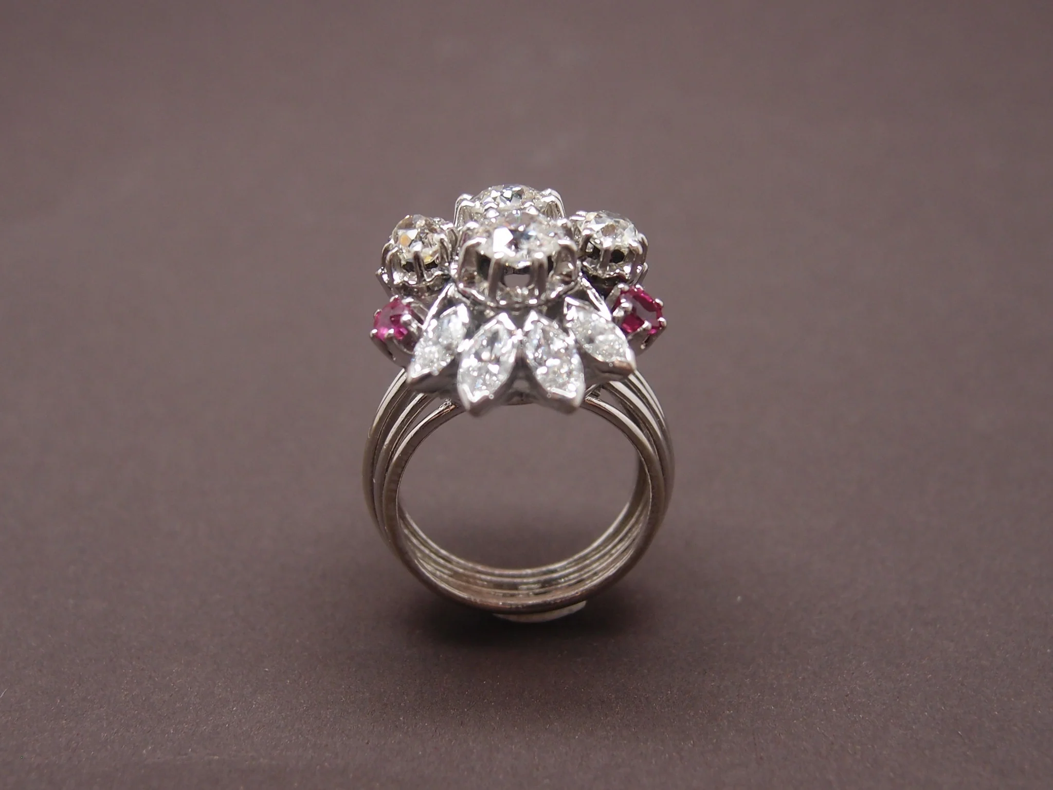 Bague "cocktail" diamants 2.5 cts et rubis vers 1950 - Image 4
