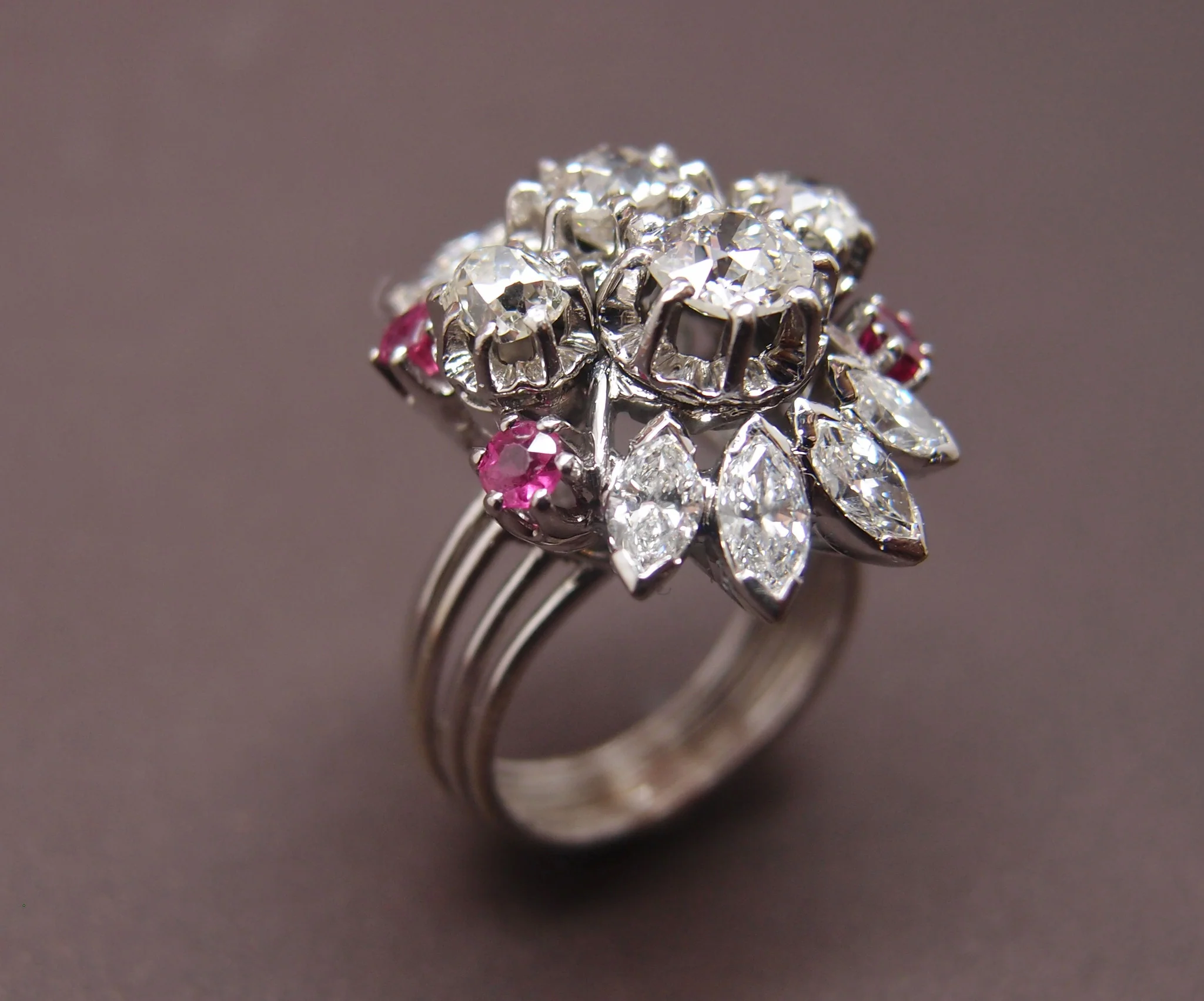 Bague "cocktail" diamants 2.5 cts et rubis vers 1950 - Image 5