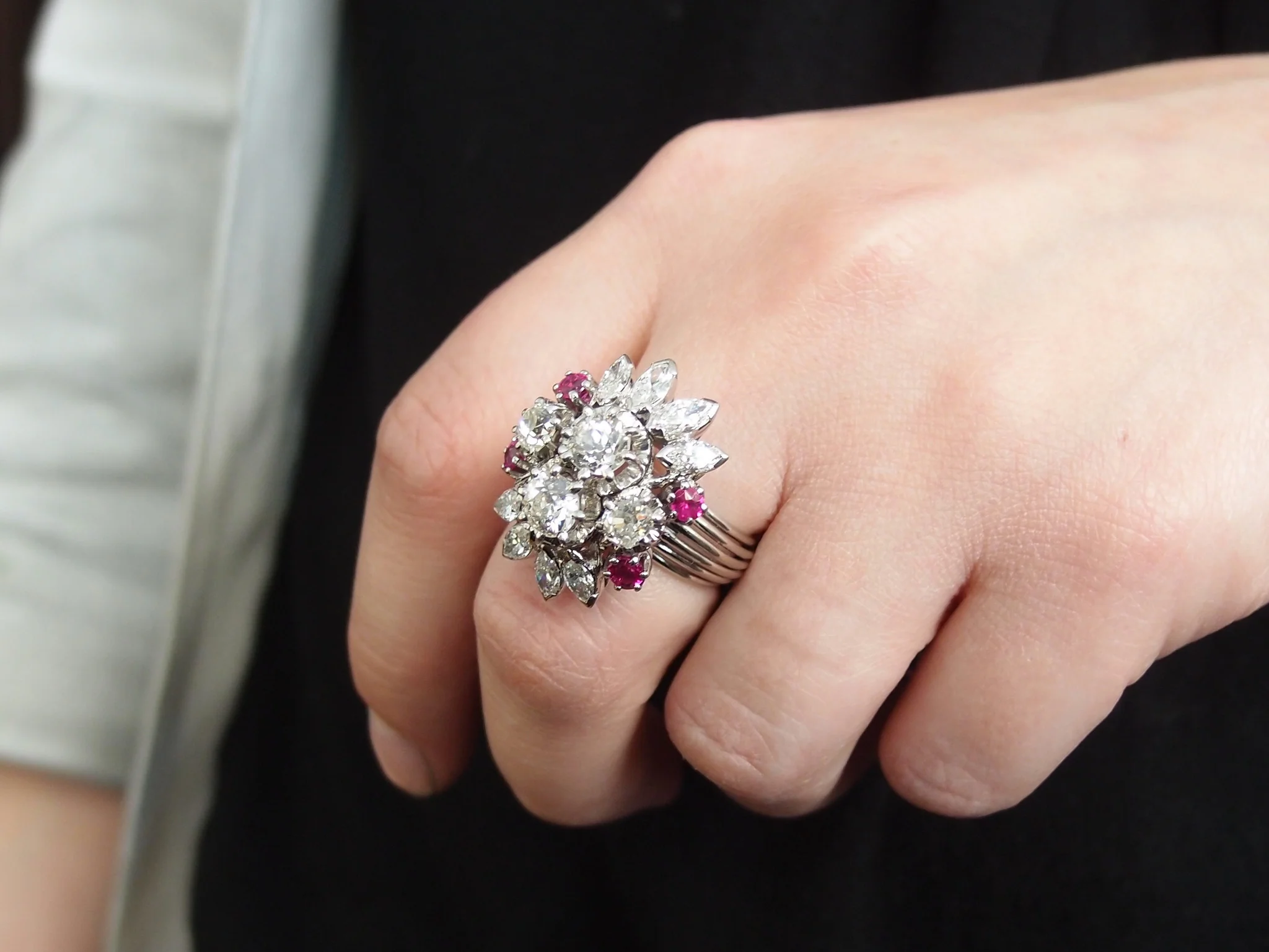Bague "cocktail" diamants 2.5 cts et rubis vers 1950 - Image 6