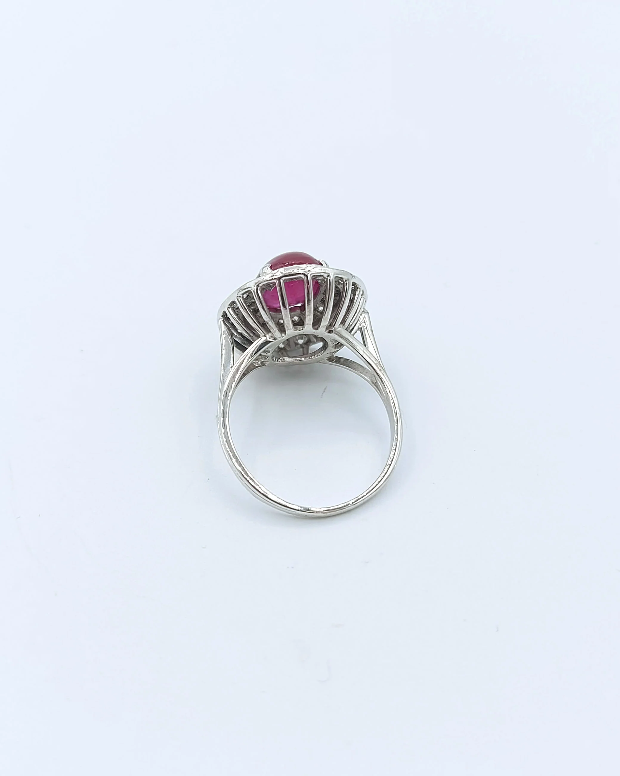 Bague Cocktail Ovale Rubis Cabochon et Diamant - Image 8