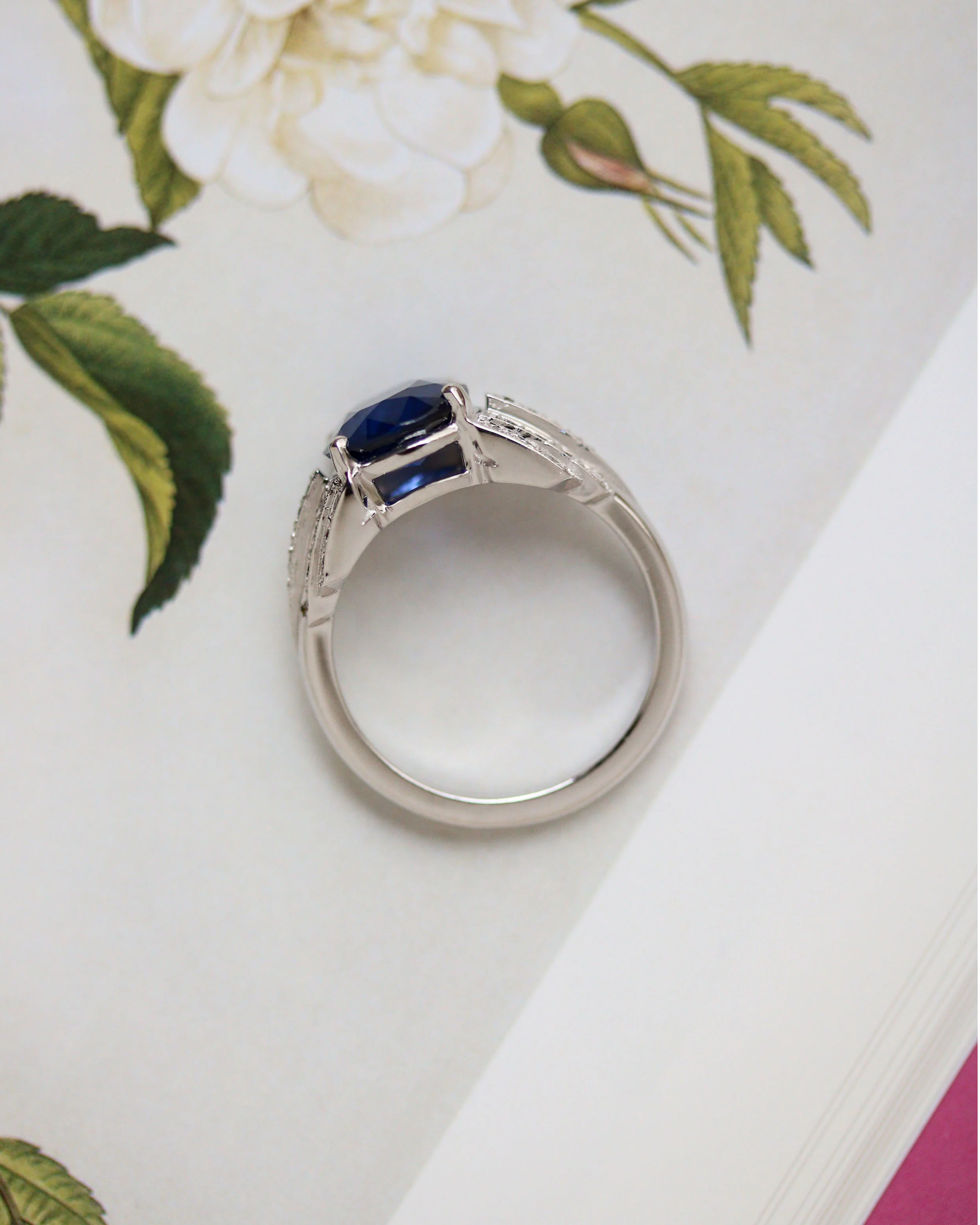 Bague Création Benoît Joaillier "Saphir Ovale et Diamants" - Image 5