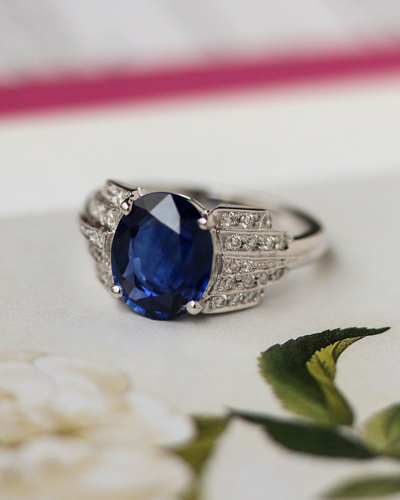 Bague Création Benoît Joaillier "Saphir Ovale et Diamants" - Image 6