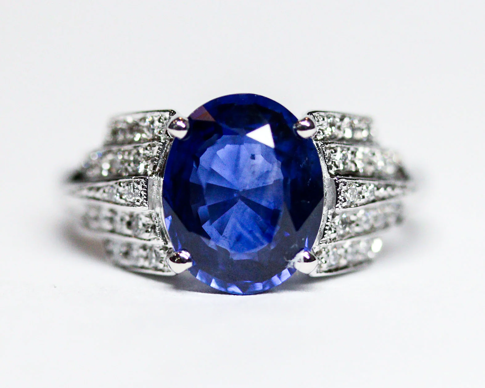 Bague Création Benoît Joaillier "Saphir Ovale et Diamants" - Image 7
