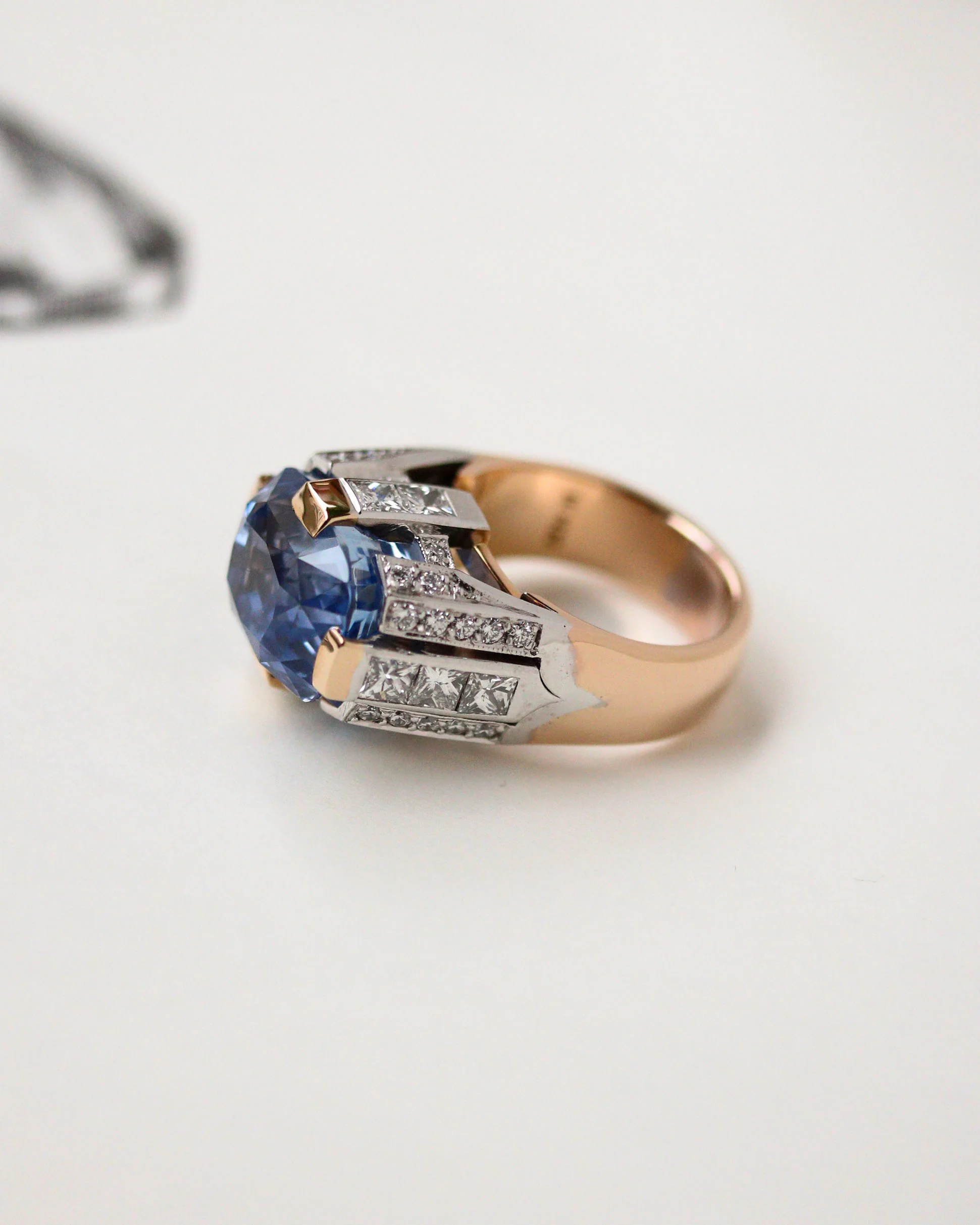 Bague Création benoit Joaillier "Dôme Or rouge et blanc Saphir 15.70 cts et Diamants" - Image 11