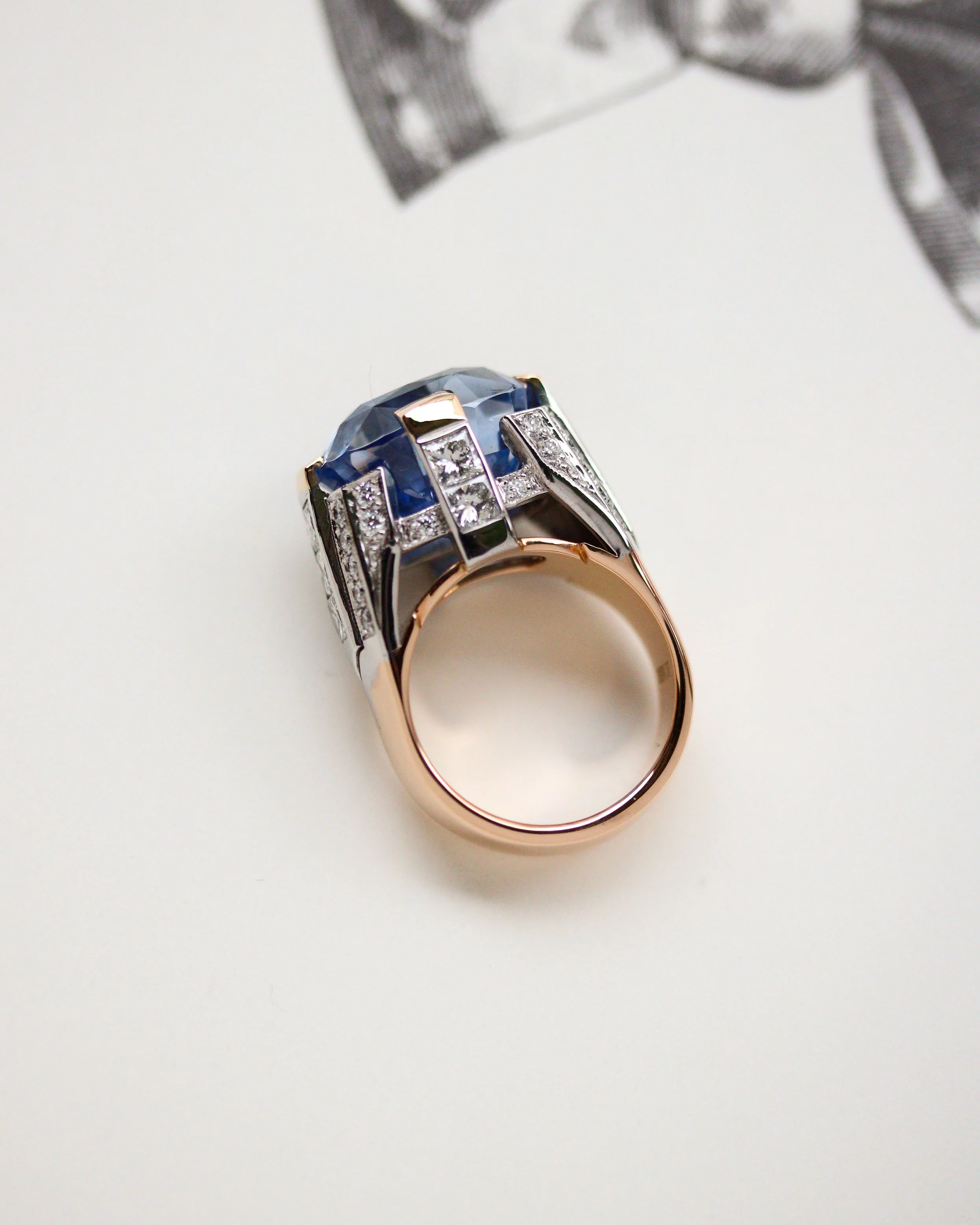 Bague Création benoit Joaillier "Dôme Or rouge et blanc Saphir 15.70 cts et Diamants" - Image 9