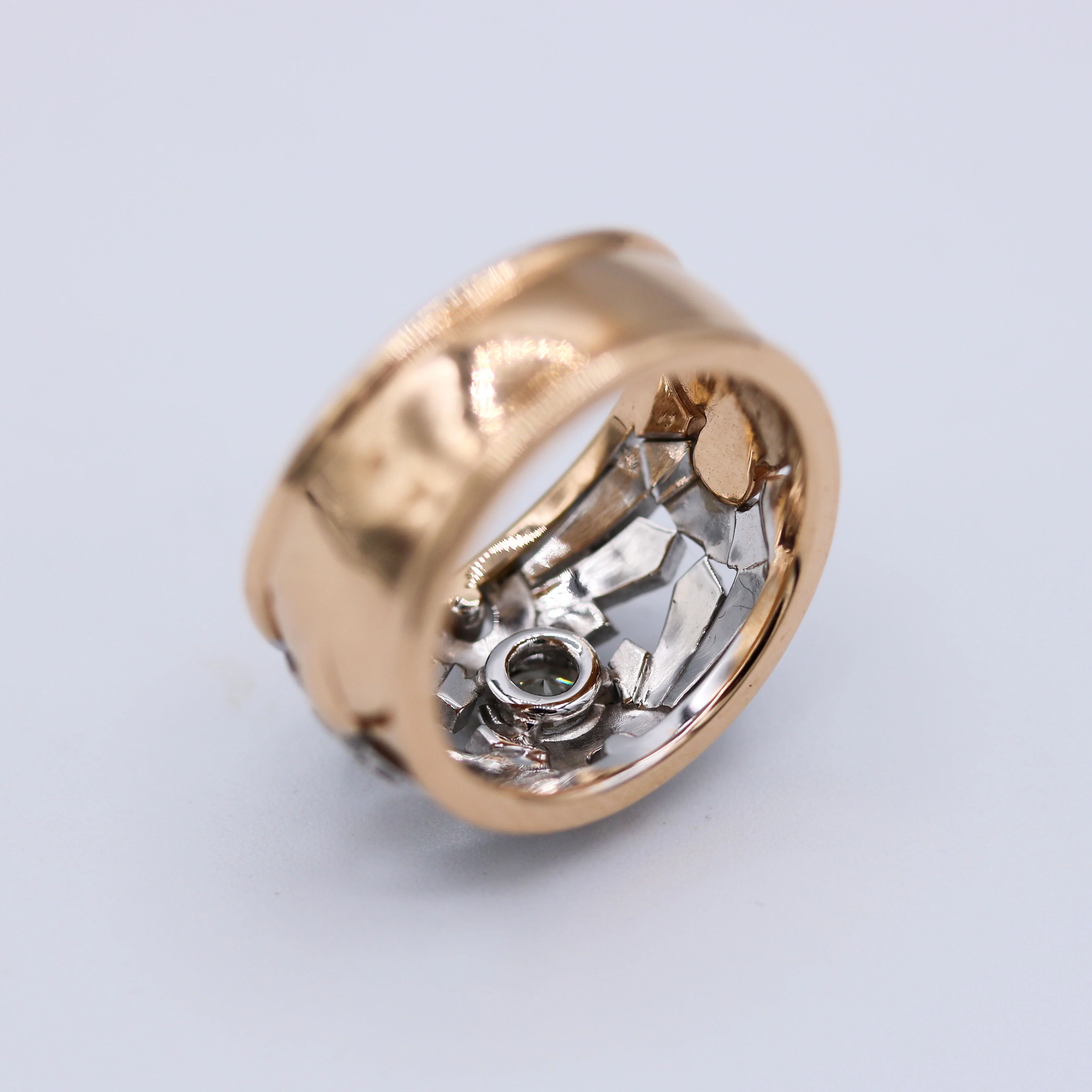 Bague Création Benoit Joaillier "Ruban Style Art Déco Diamants Deux Ors" - Image 4