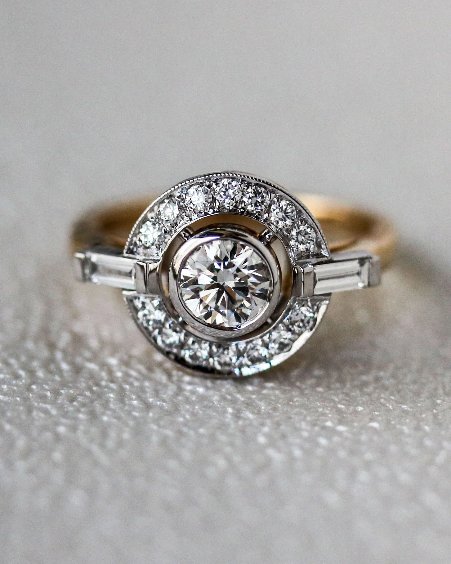 Bague Création Benoit Joaillier Deux Ors "Ronde Diamant Épaulé Baguettes" - Image 3