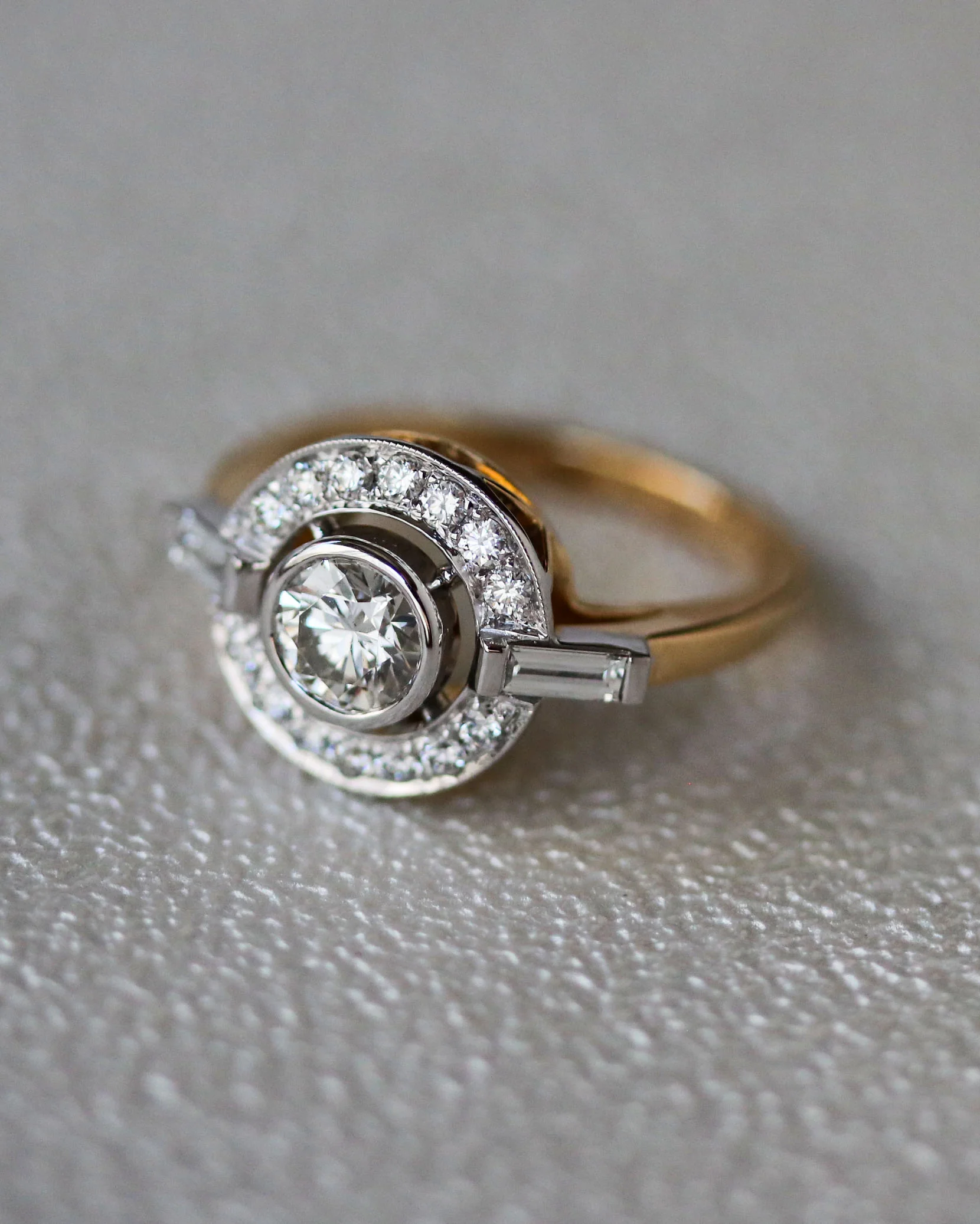 Bague Création Benoit Joaillier Deux Ors "Ronde Diamant Épaulé Baguettes" - Image 5