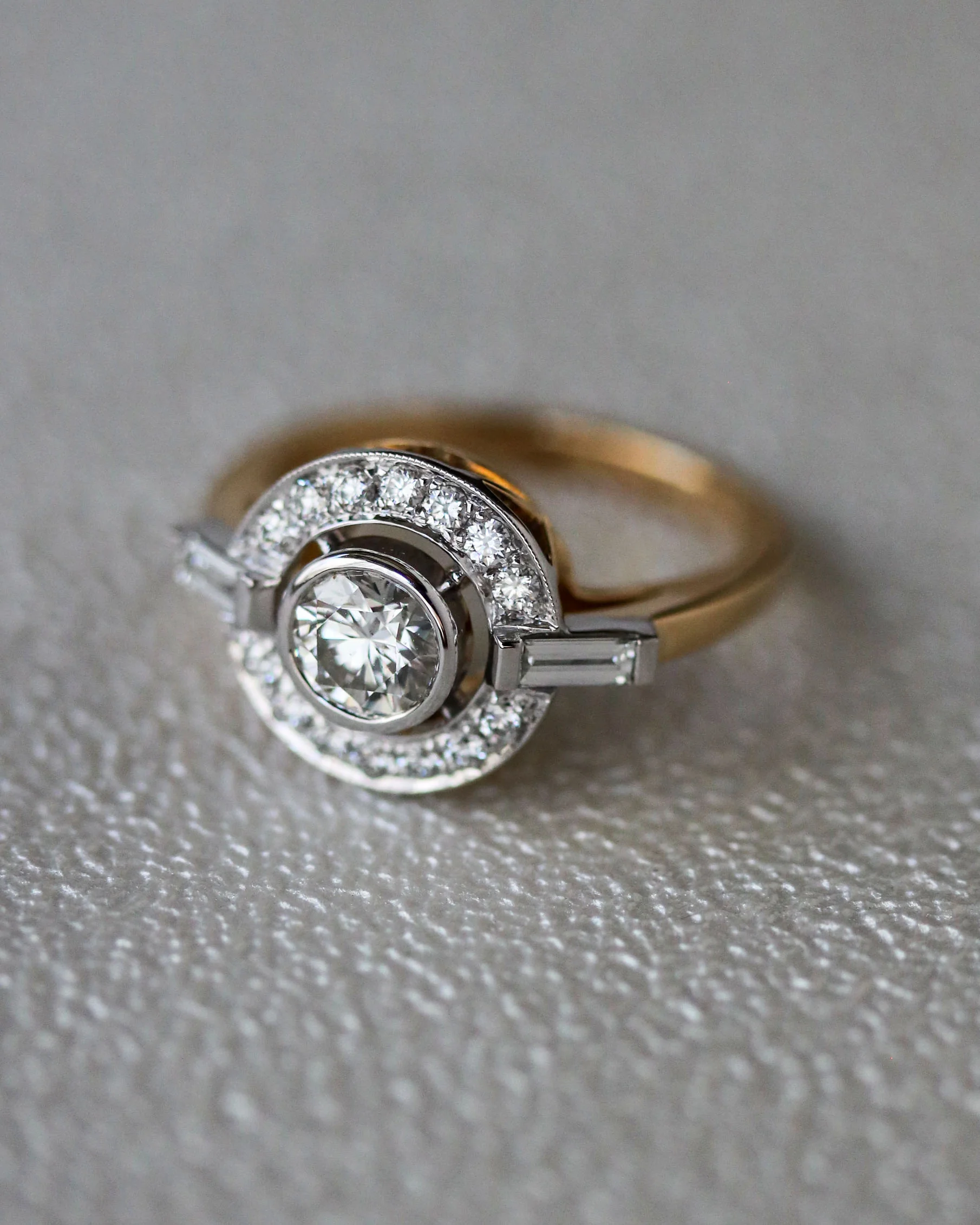 Bague Création Benoit Joaillier Deux Ors "Ronde Diamant Épaulé Baguettes" - Image 7