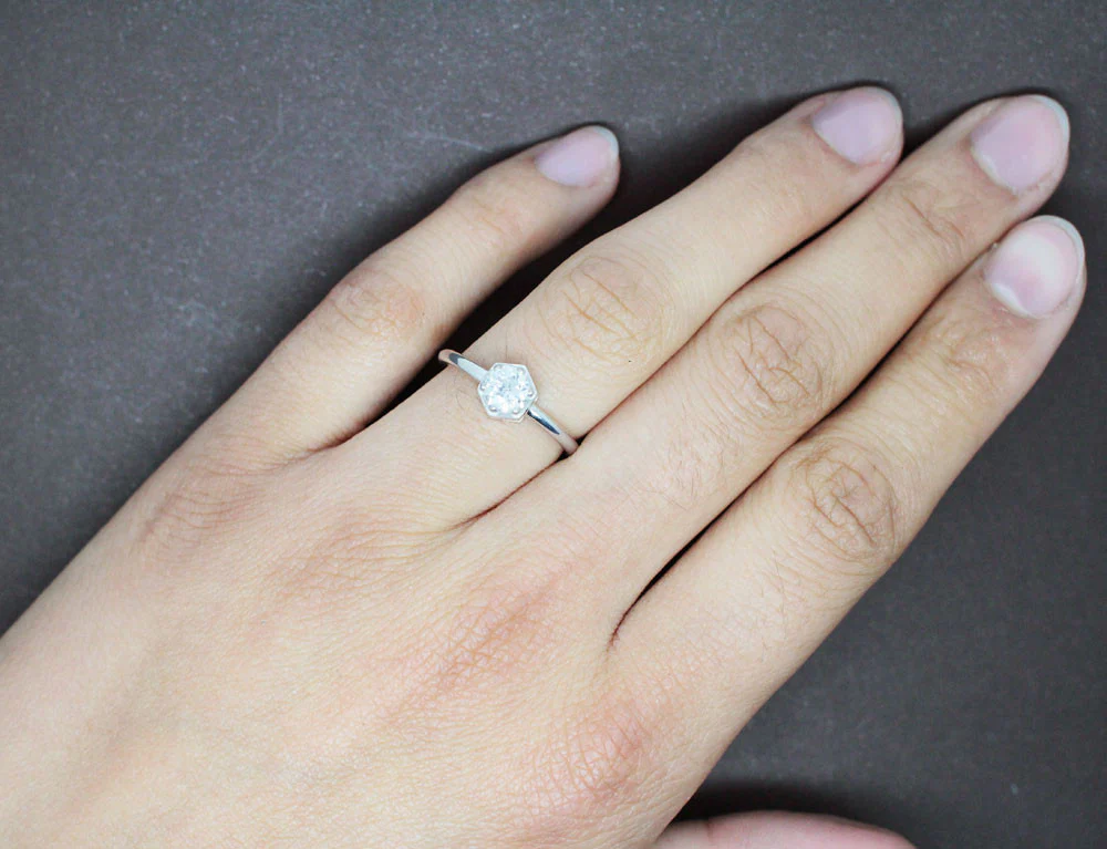 Solitaire Création Benoit Joaillier "Hexagone" Diamant 0,5ct - Image 4
