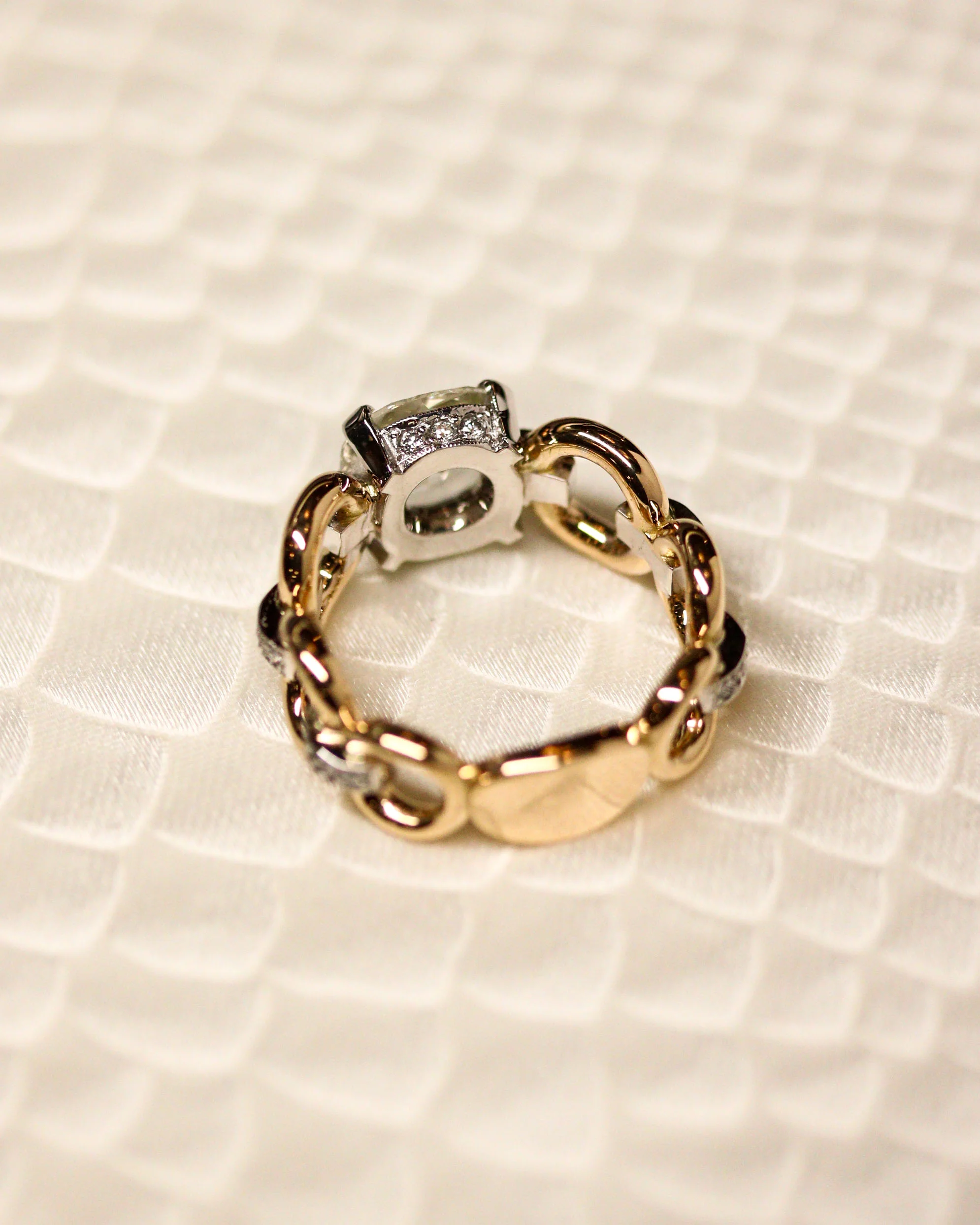 Bague Création Benoît Joaillier Solitaire "Mailles et Godrons" Diamants - Image 4