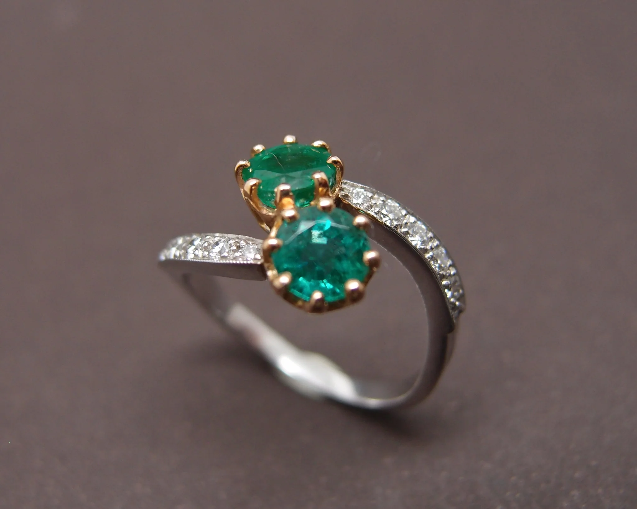 Bague Creation Benoit Joaillier "Toi et Moi" Emeraudes - Image 3