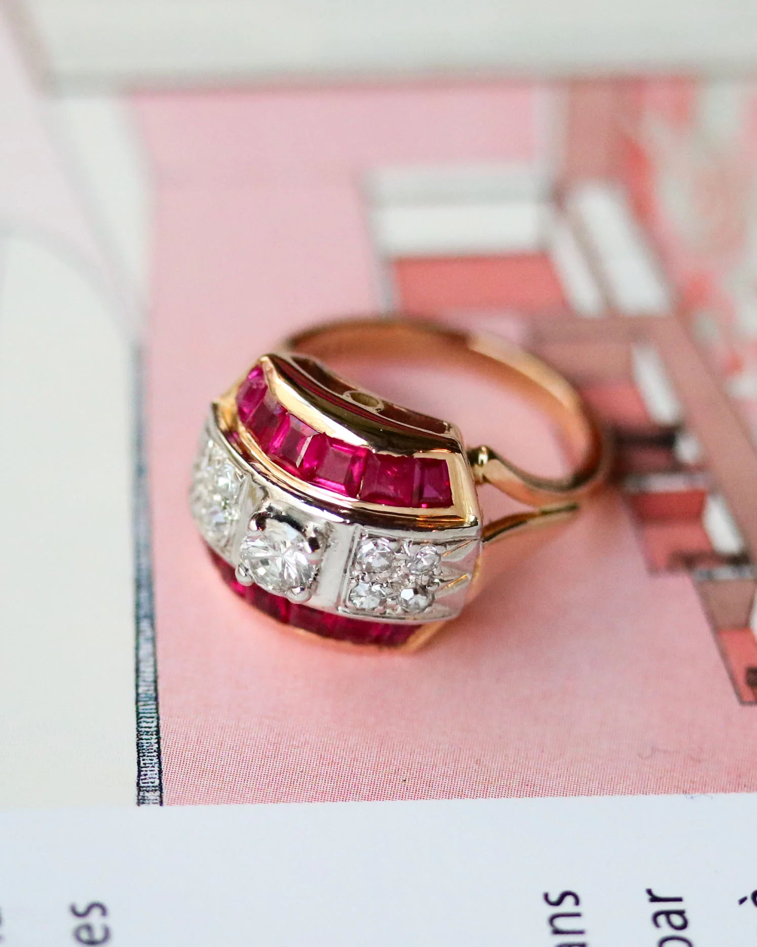 Bague Dôme Or Rose Diamants et Calibrés de Rubis Verneuil - Image 2