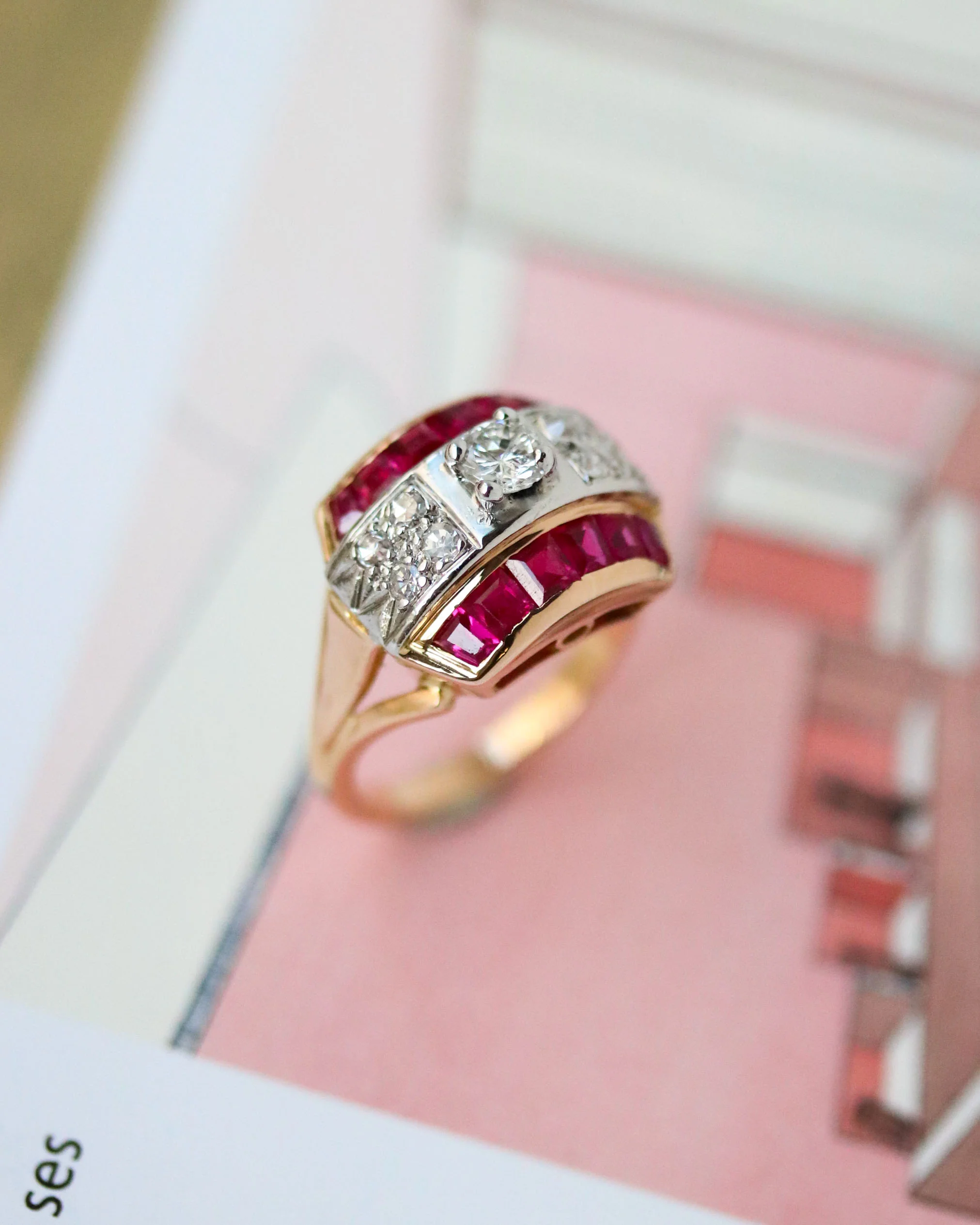 Bague Dôme Or Rose Diamants et Calibrés de Rubis Verneuil - Image 3