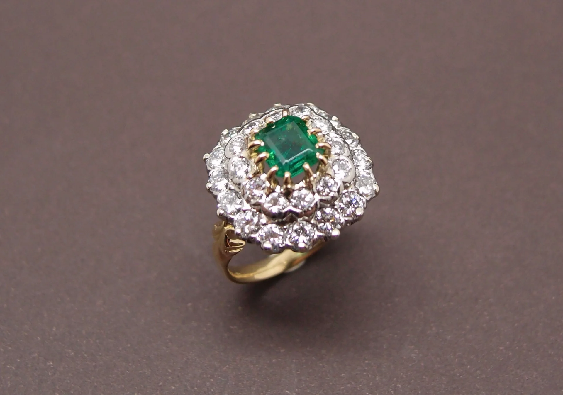 Bague Emeraude double entourage et diamants