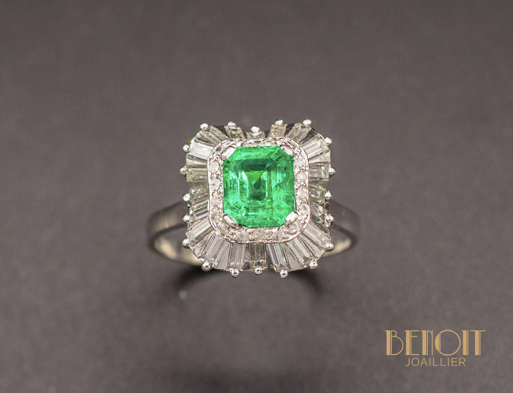 Bague Emeraude Double Entourage Baguettes - Image 2