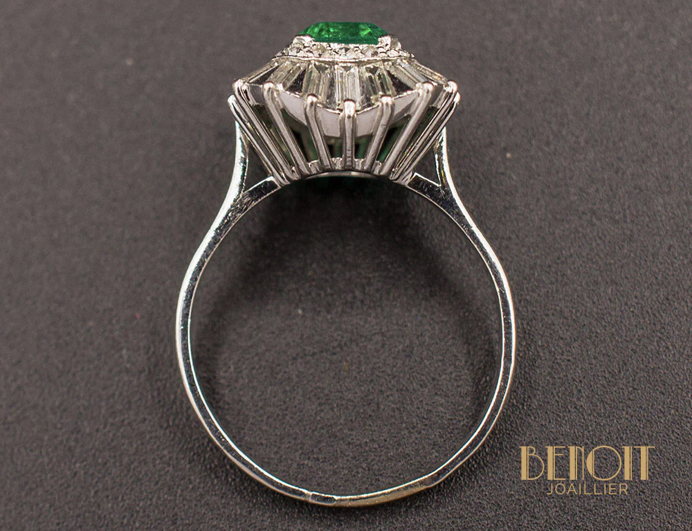 Bague Emeraude Double Entourage Baguettes - Image 4