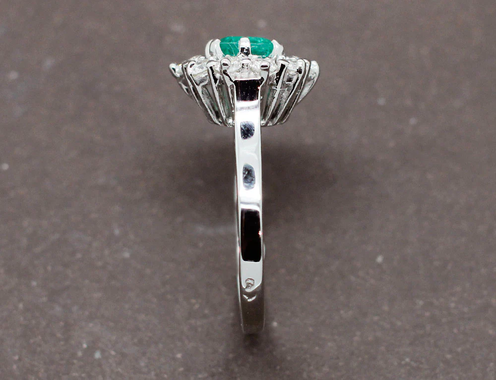 Bague Émeraude Entourage Diamants - Image 4