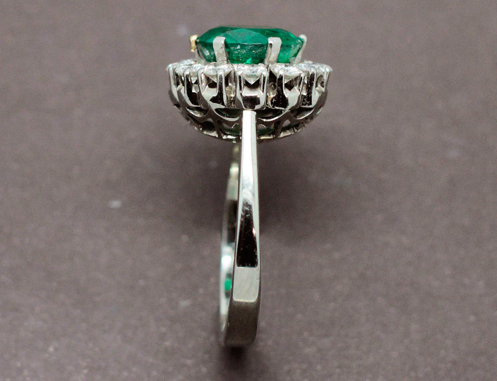 Bague Émeraude Ronde Entourage Diamants - Image 4