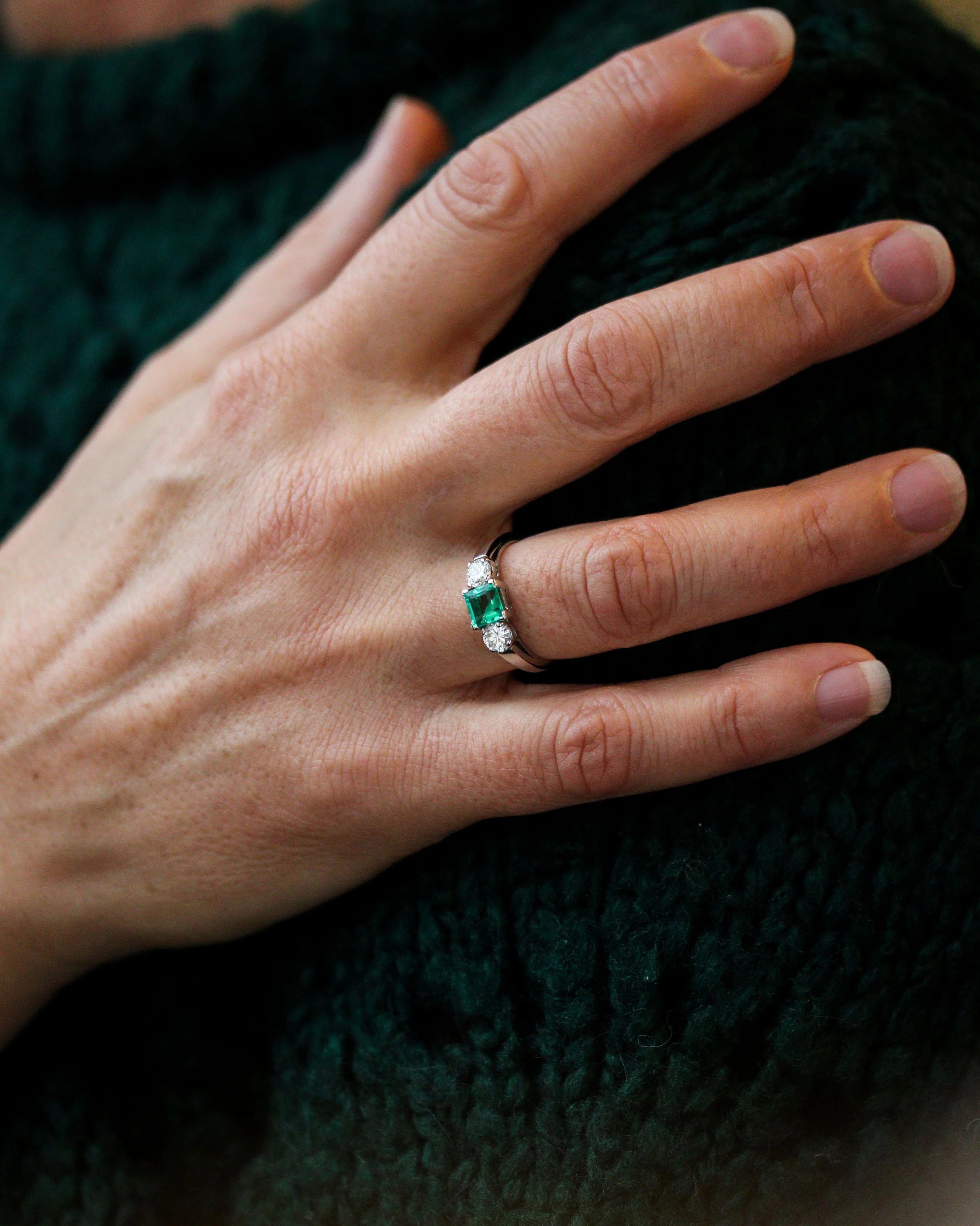 Bague en Platine Trilogie Emeraude Princesse et diamants - Image 2