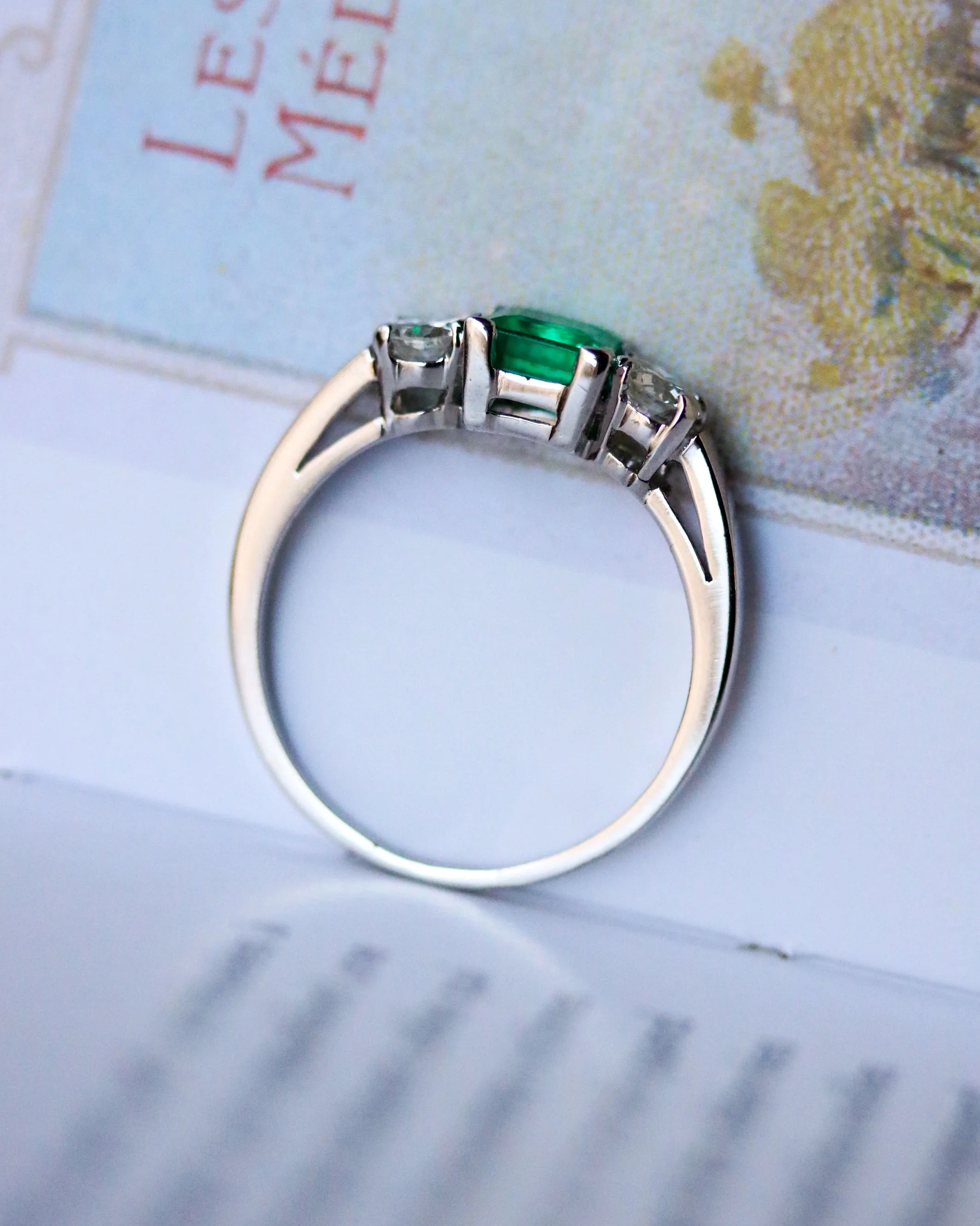 Bague en Platine Trilogie Emeraude Princesse et diamants - Image 3