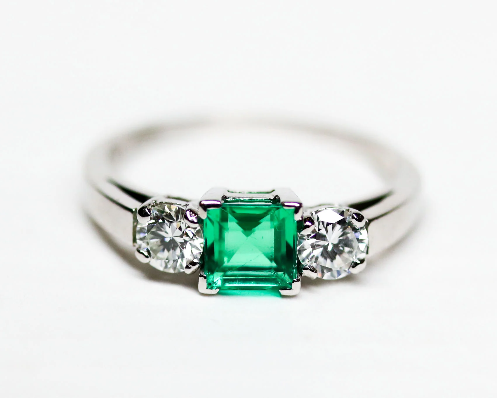 Bague en Platine Trilogie Emeraude Princesse et diamants - Image 5