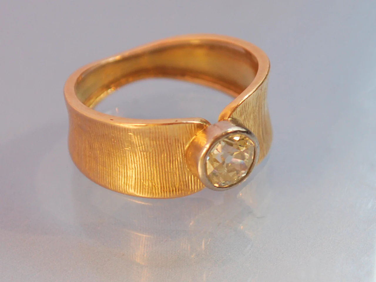 Bague jonc or jaune et diamant - Image 3