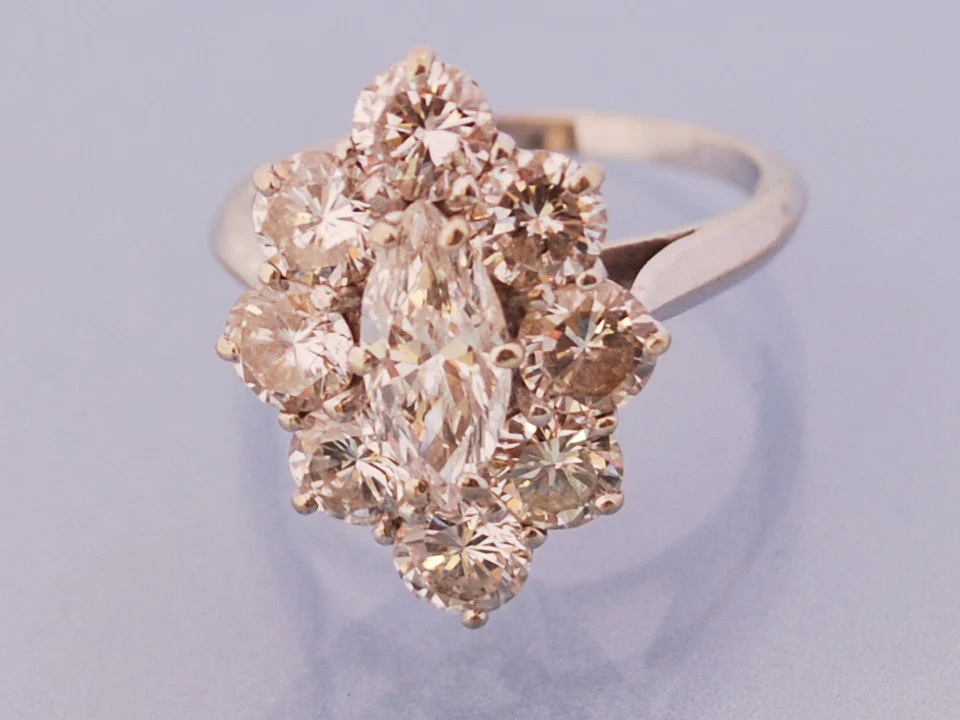 Bague or et diamant navette