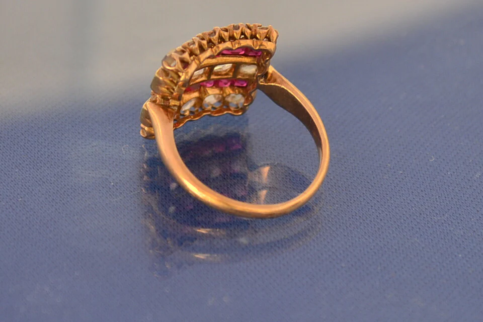 Bague Plateau Rubis Diamants et Or - Image 2