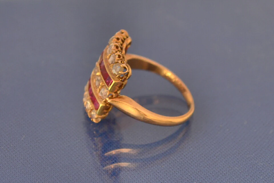 Bague Plateau Rubis Diamants et Or - Image 3