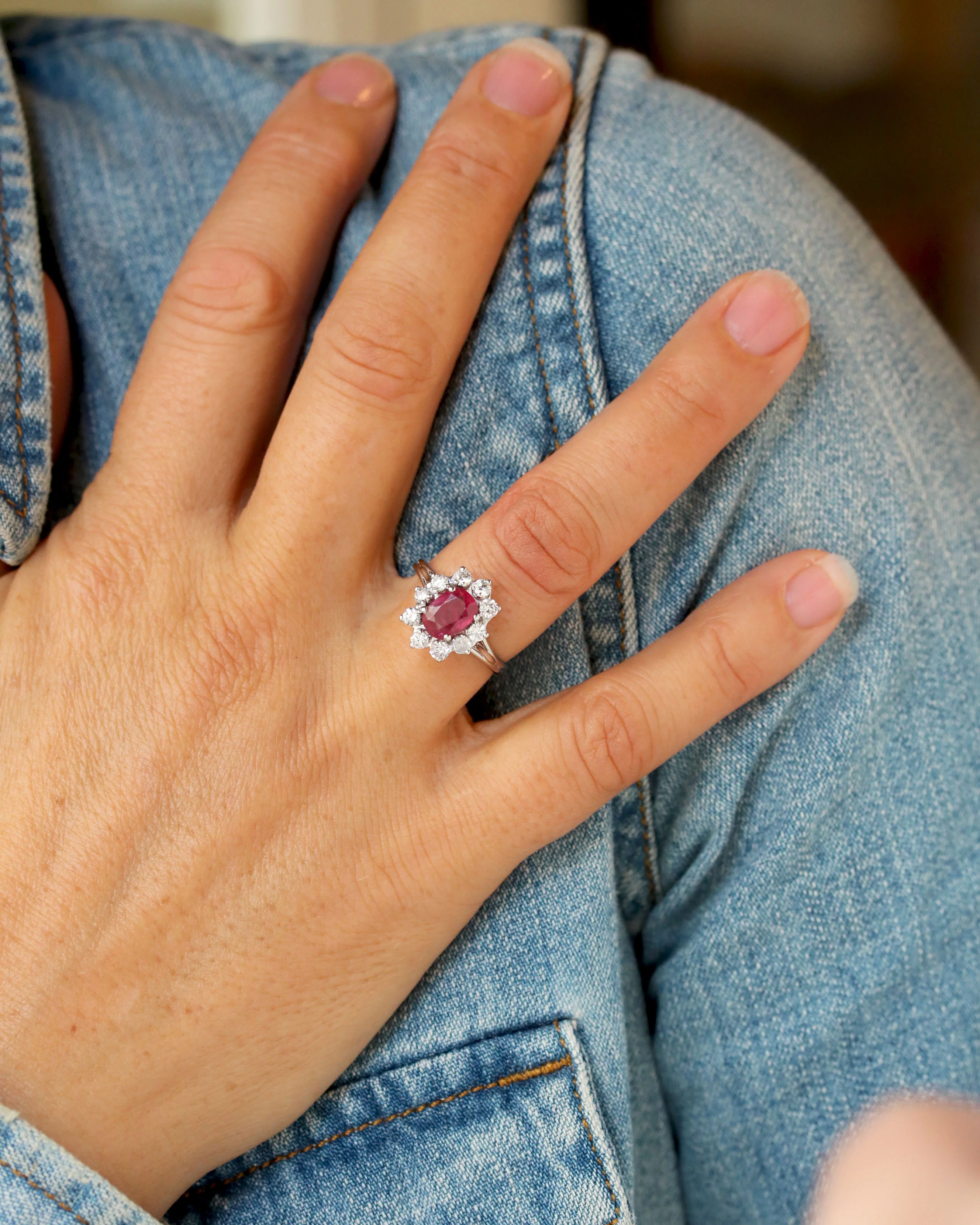 Bague Pompadour Rubis Ovale et Diamants - Image 2
