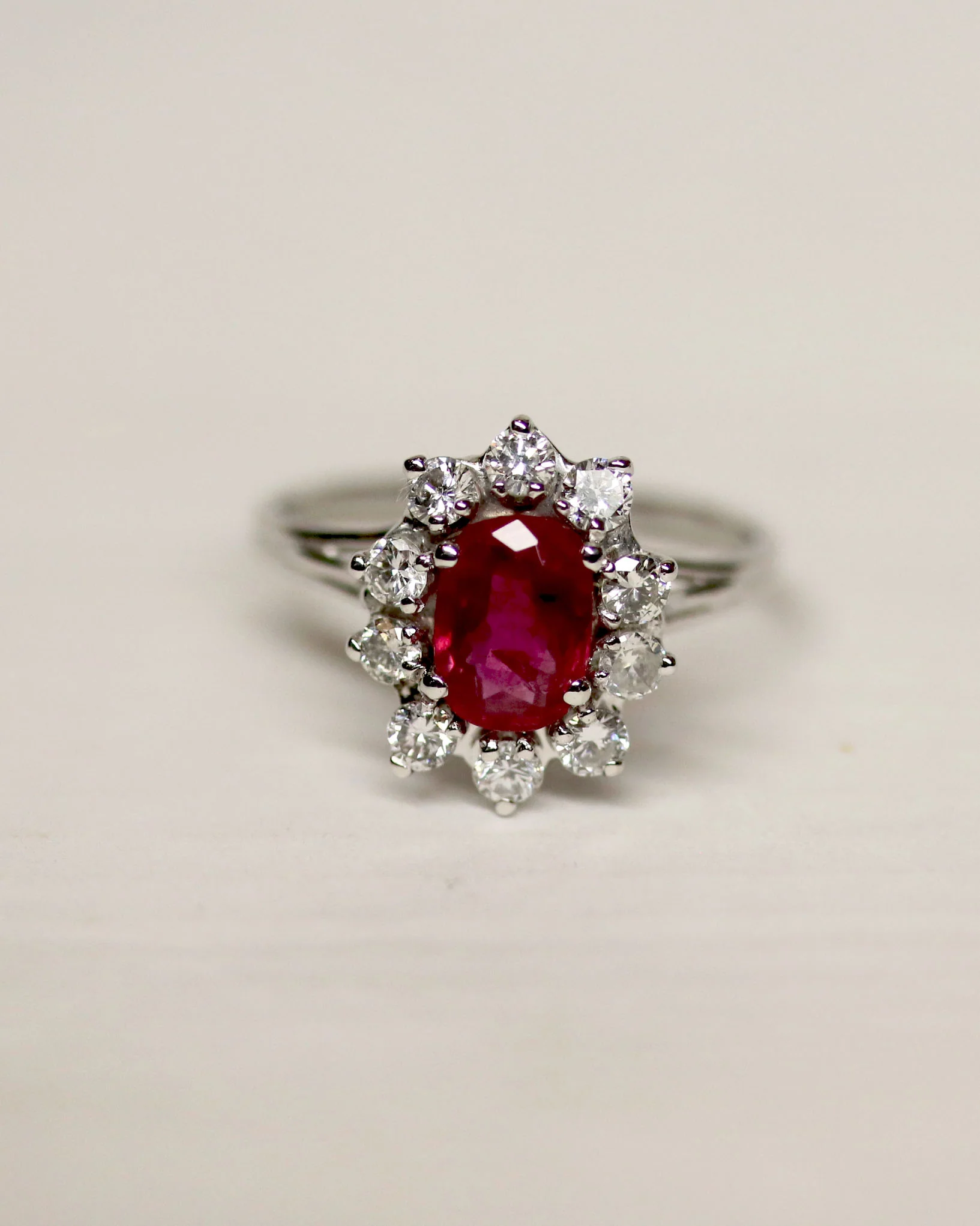 Bague Pompadour Rubis Ovale et Diamants - Image 5