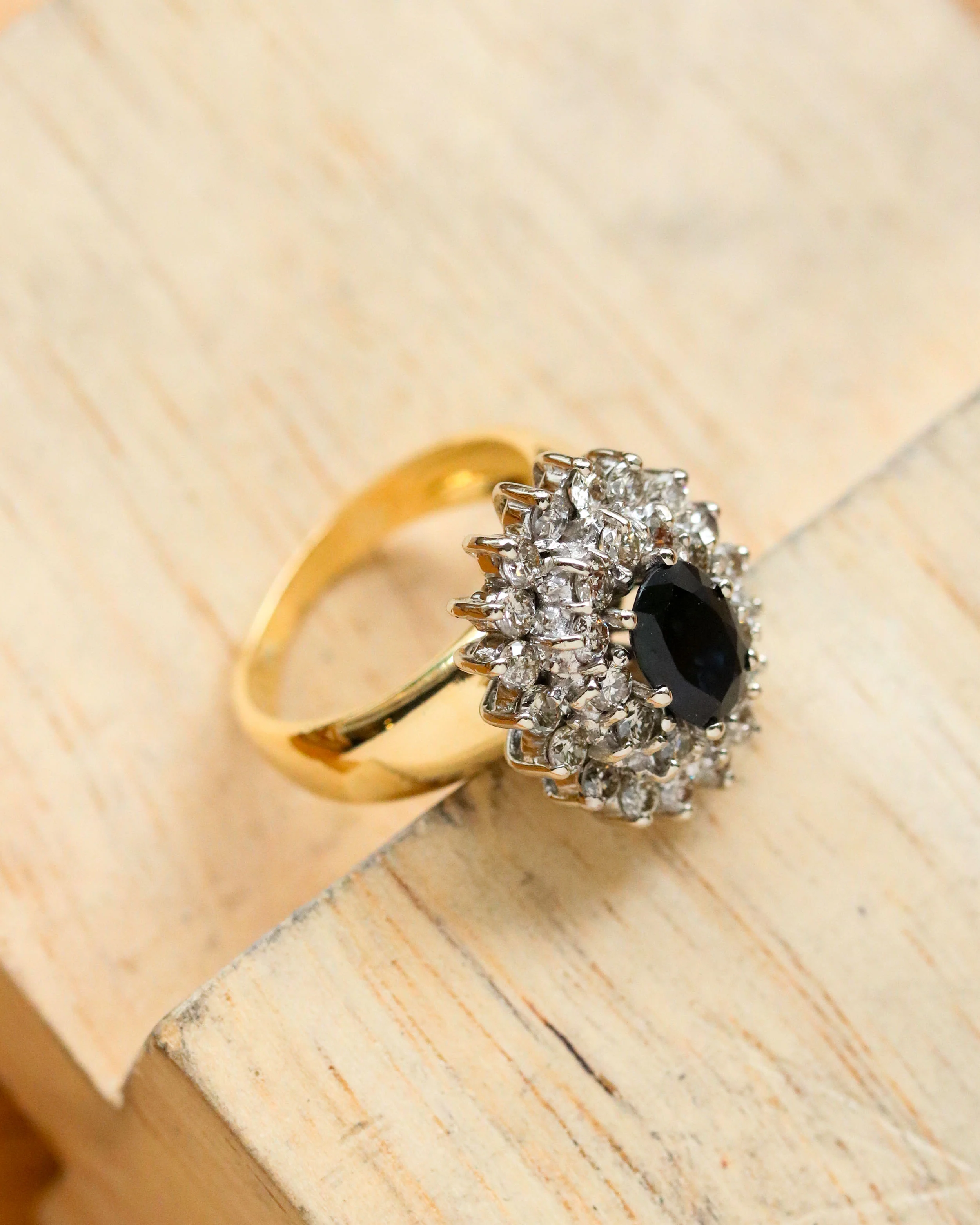 Bague Pompadour Vintage Saphir et Double Entourage Diamants - Image 2