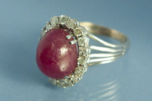 Bague Rubis Cabochon et Diamants - Image 2