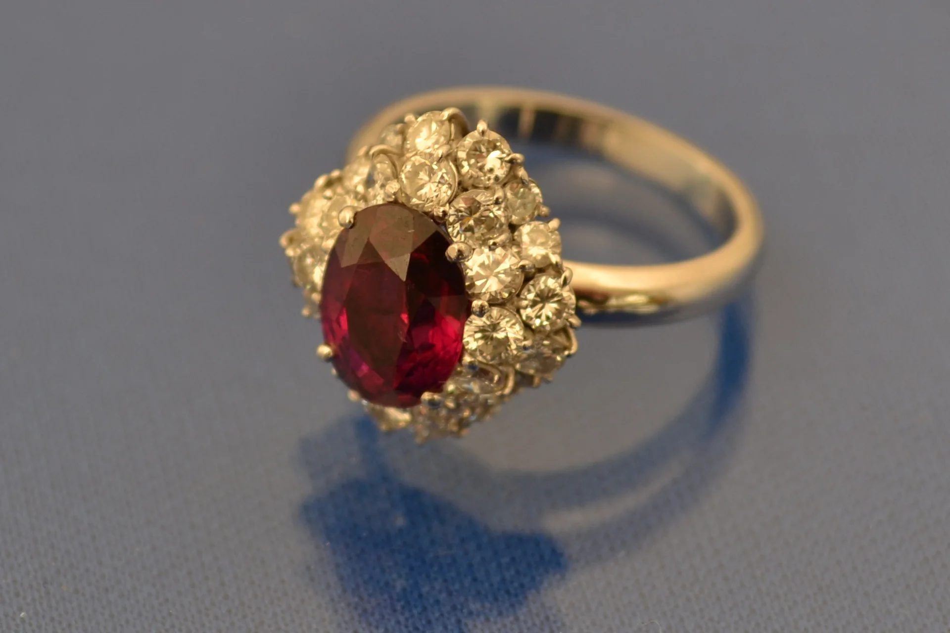 Bague Rubis Ovale et Entourage Diamants - Image 2