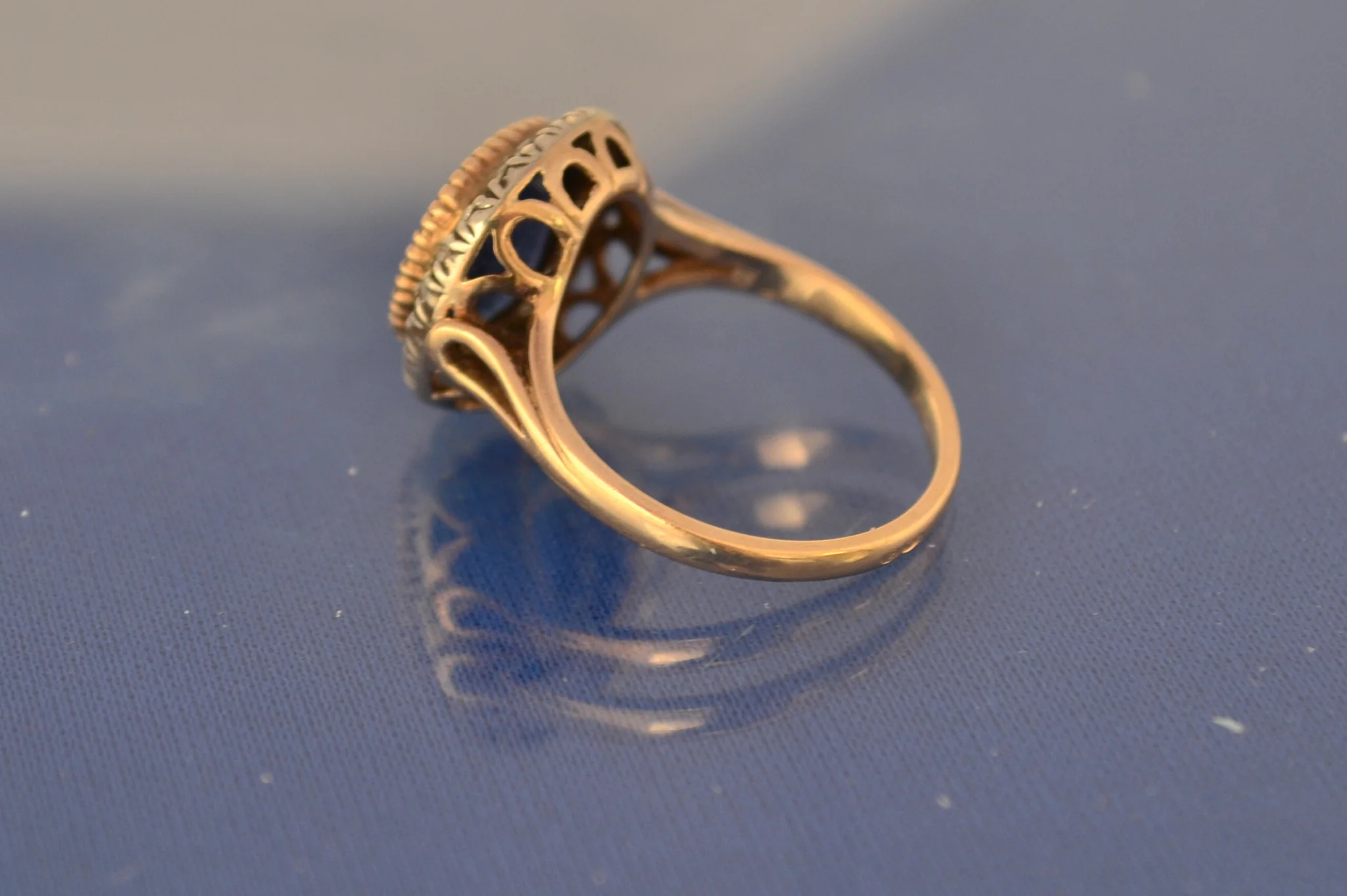 Bague Saphir Bleu et Entourage Diamants - Image 2