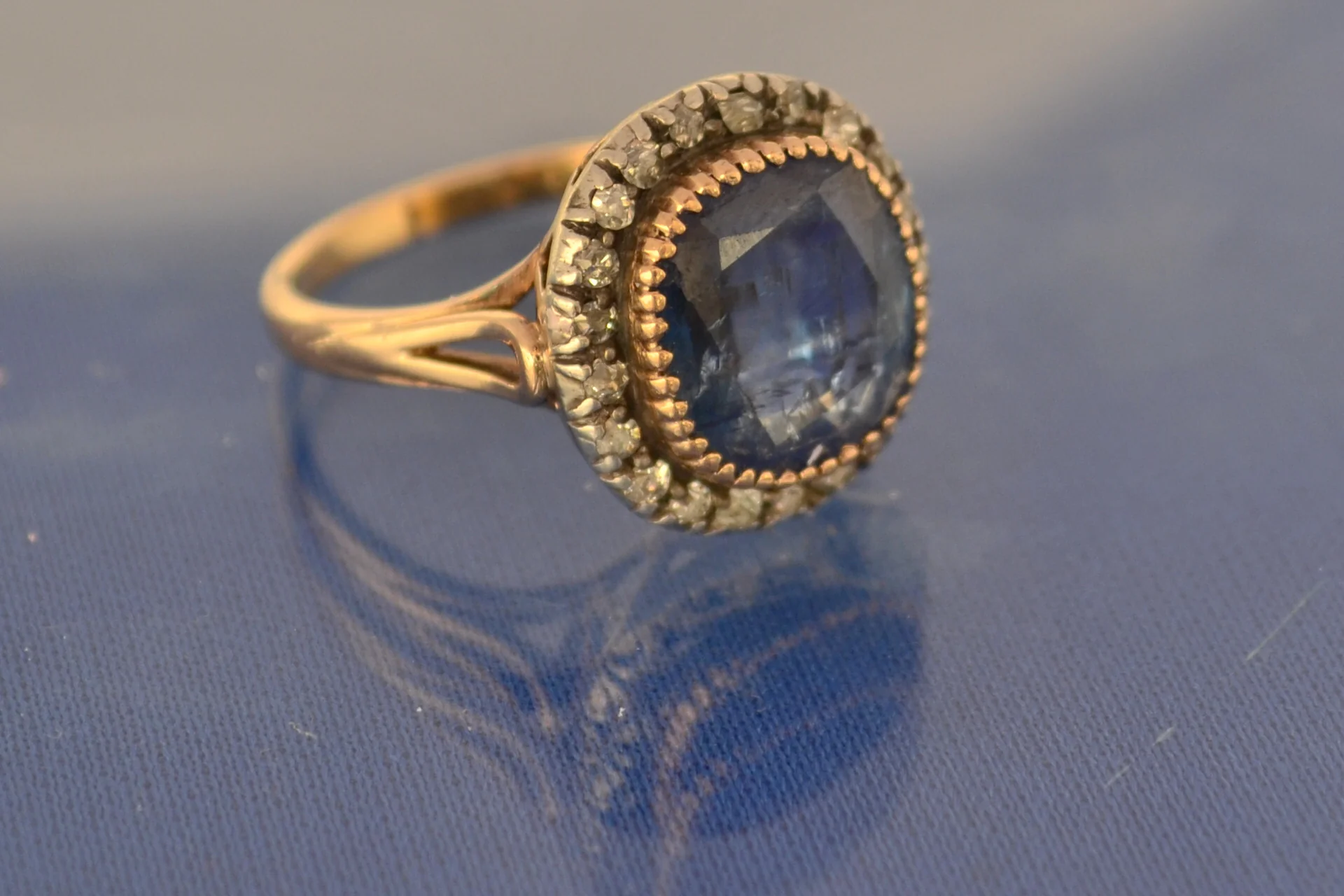 Bague Saphir Bleu et Entourage Diamants - Image 3