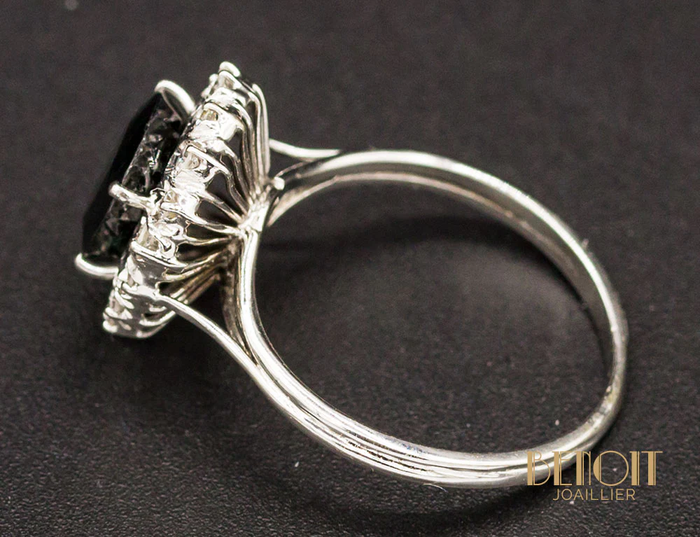Bague Saphir Entourage Diamants - Image 5